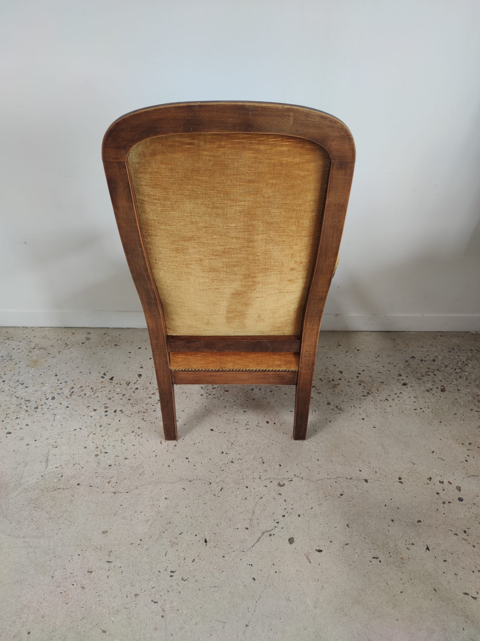 Fauteuil Voltaire garniture de velours jaune