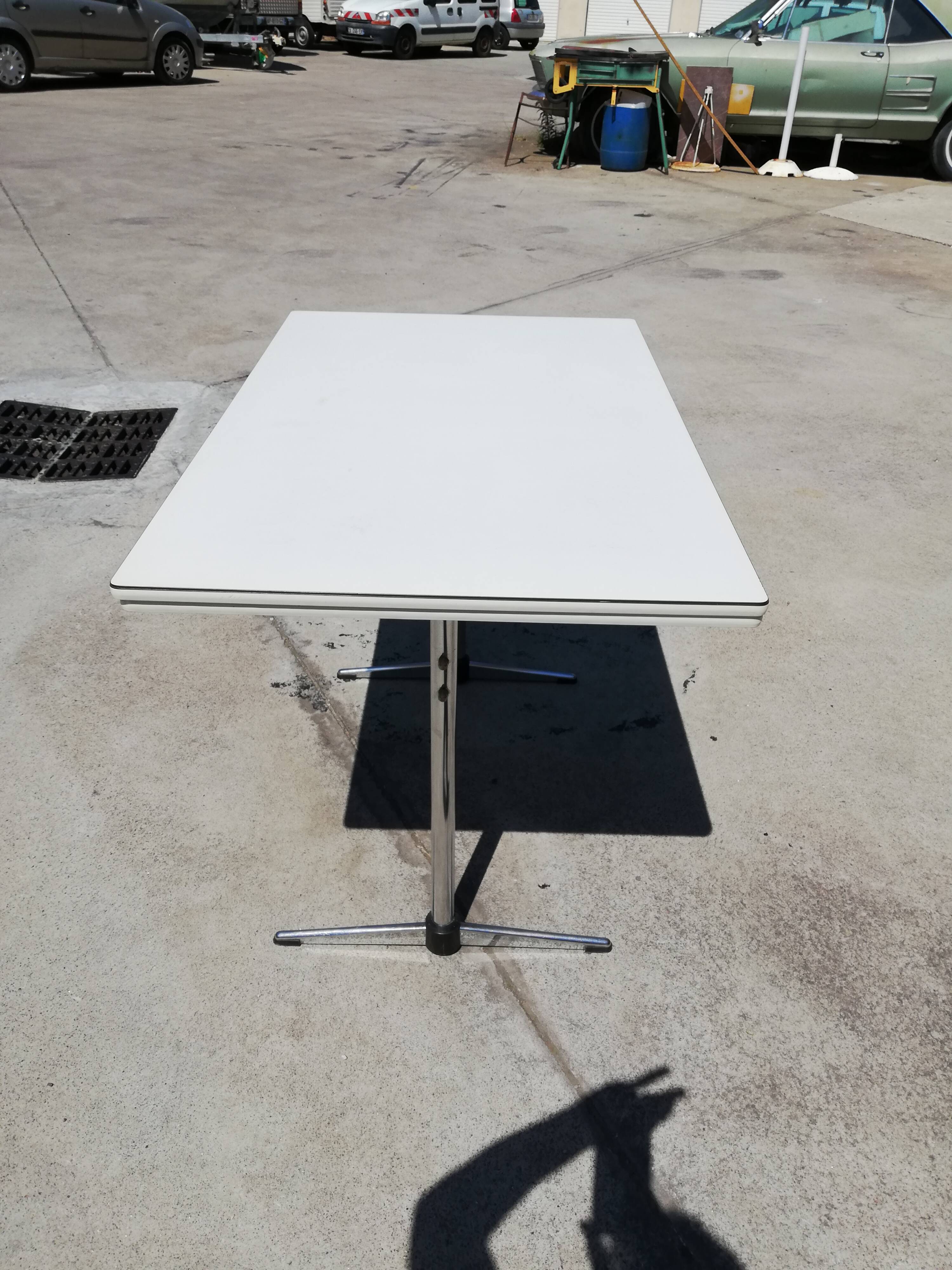 Set table and kitchen chairs in formica and skai