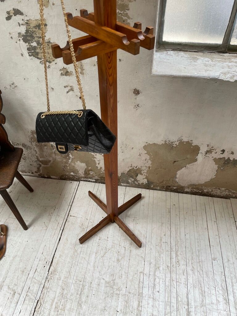 Patère wears pine coat 70