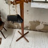 Patère wears pine coat 70