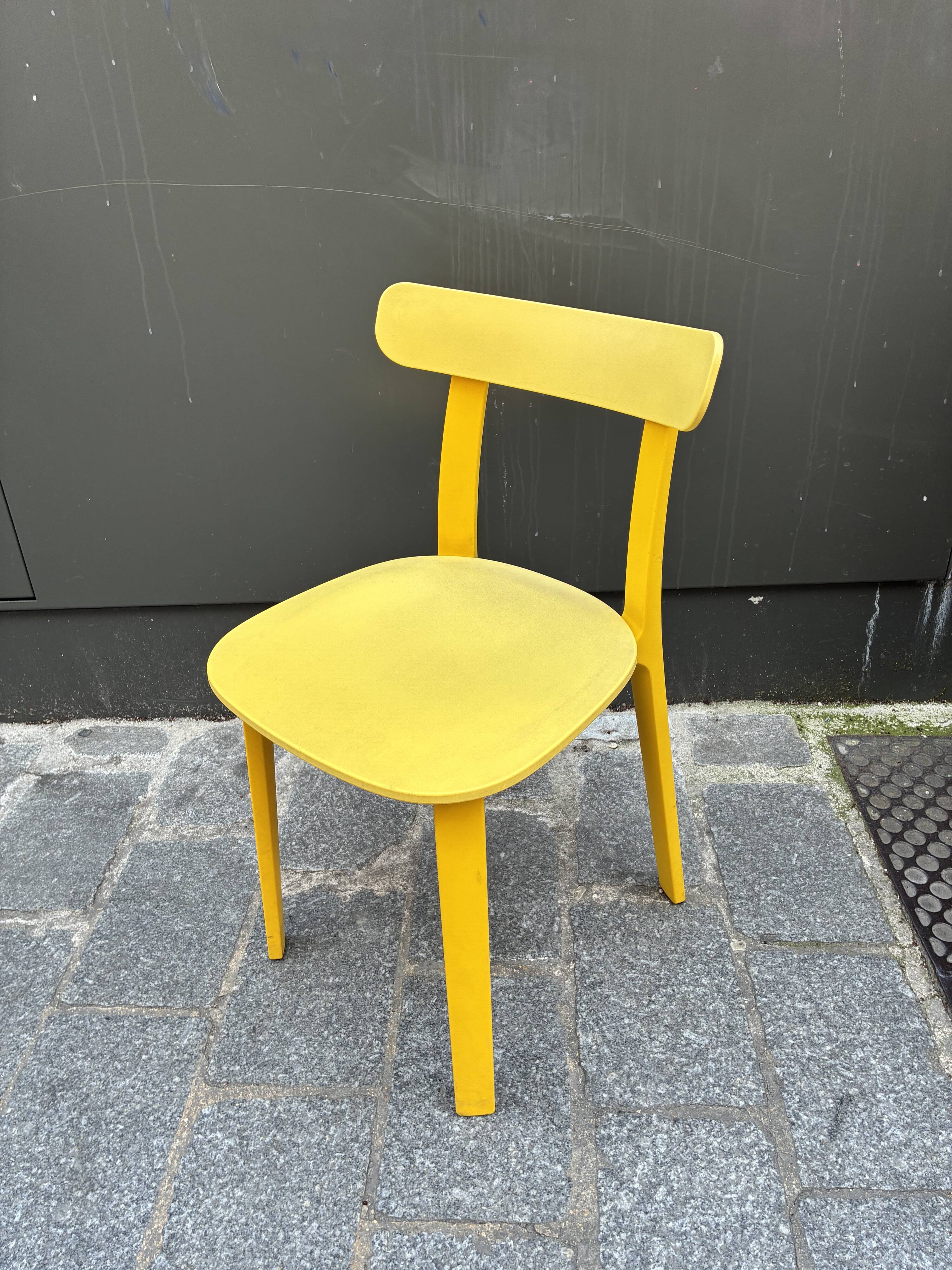 Chaises All Plastic Chair APC bouton d'or Vitra