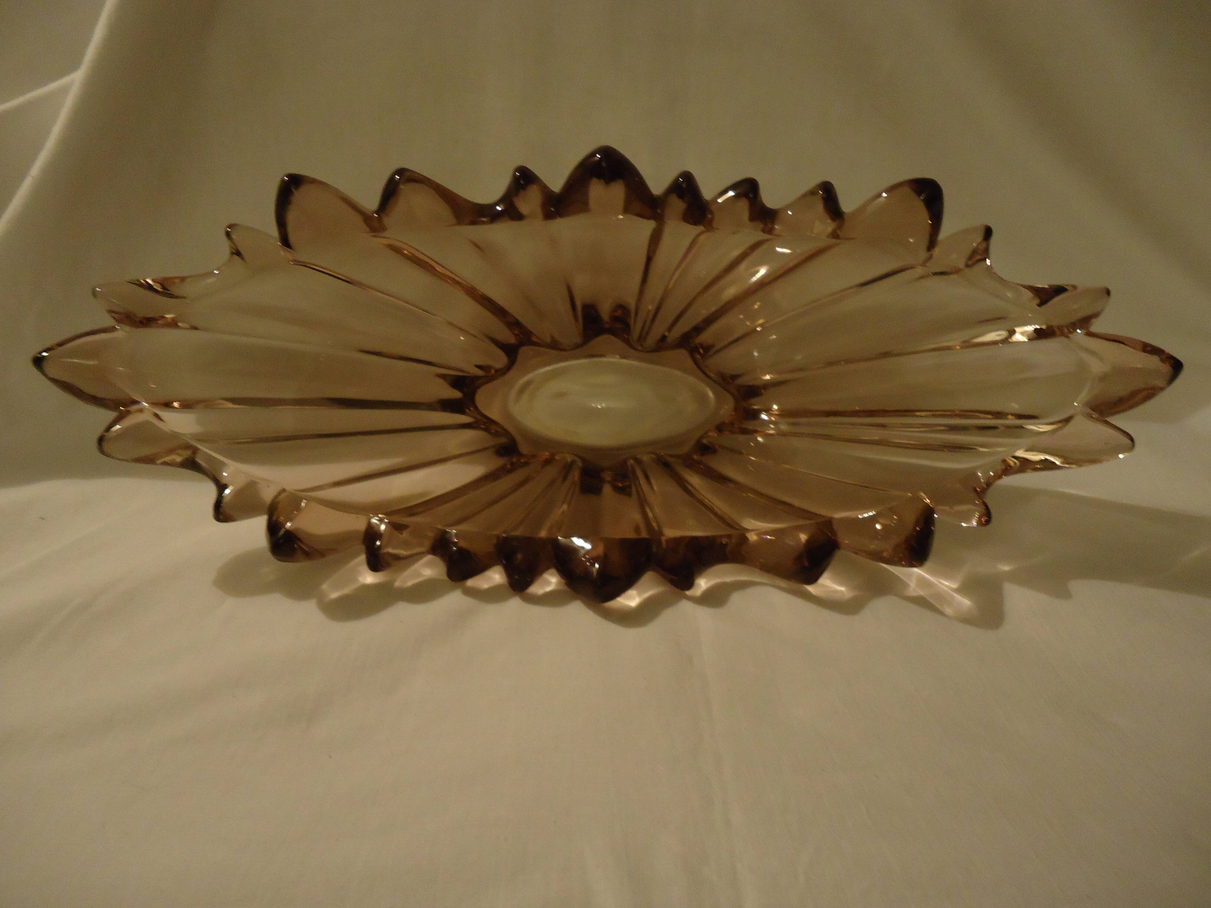 Vintage oval bowl in thick glass, mauve colour.