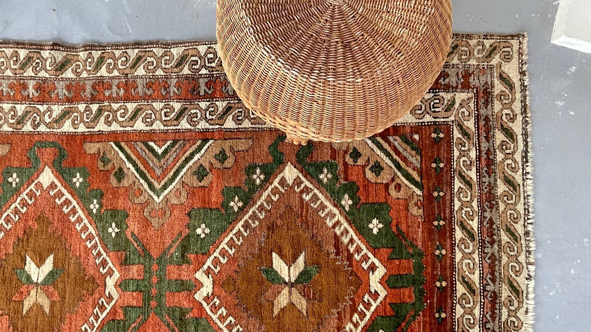 Vintage pure wool handcrafted oriental rug - 143cm x 208cm