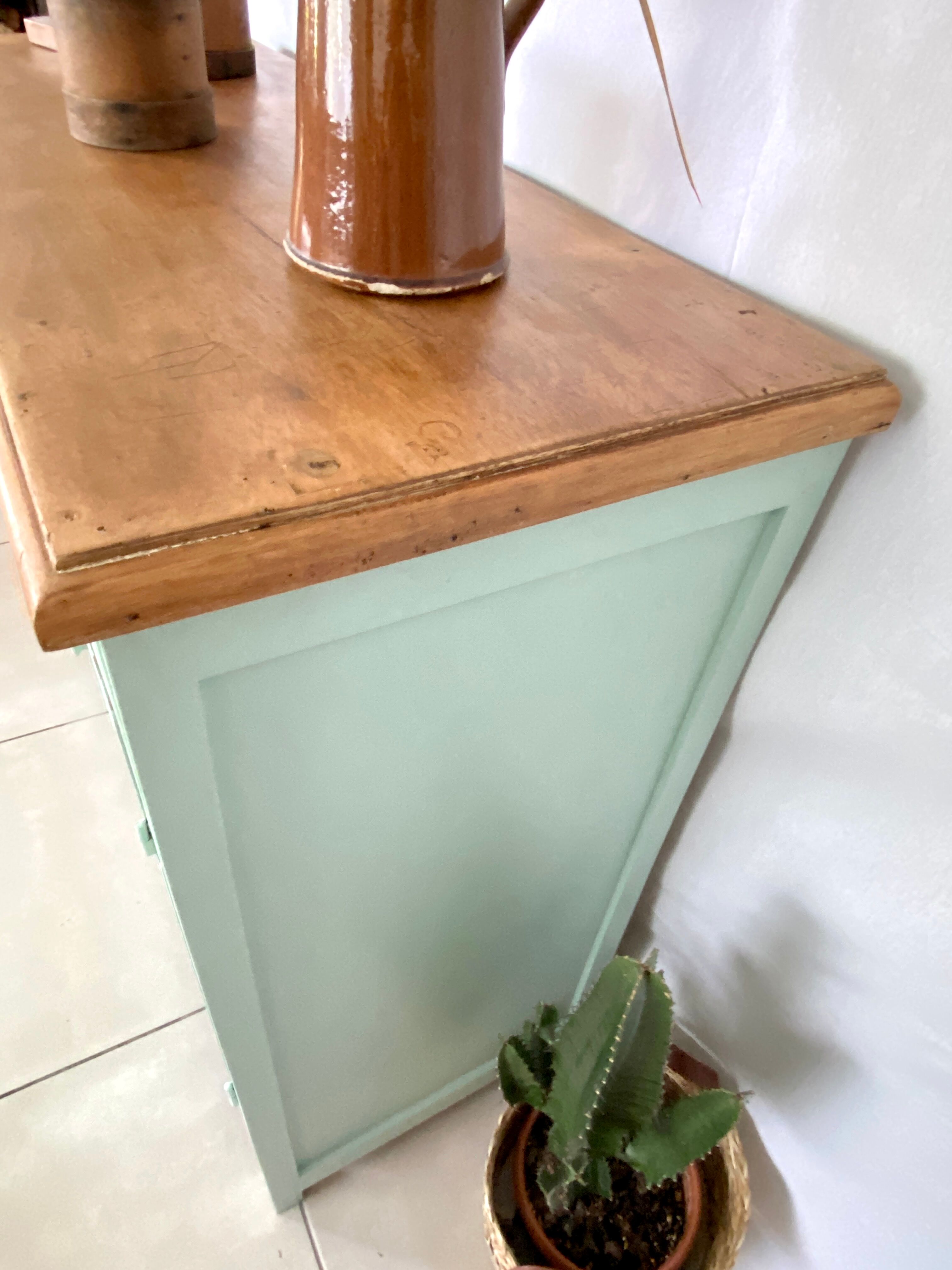 Green Parisian buffet mint
