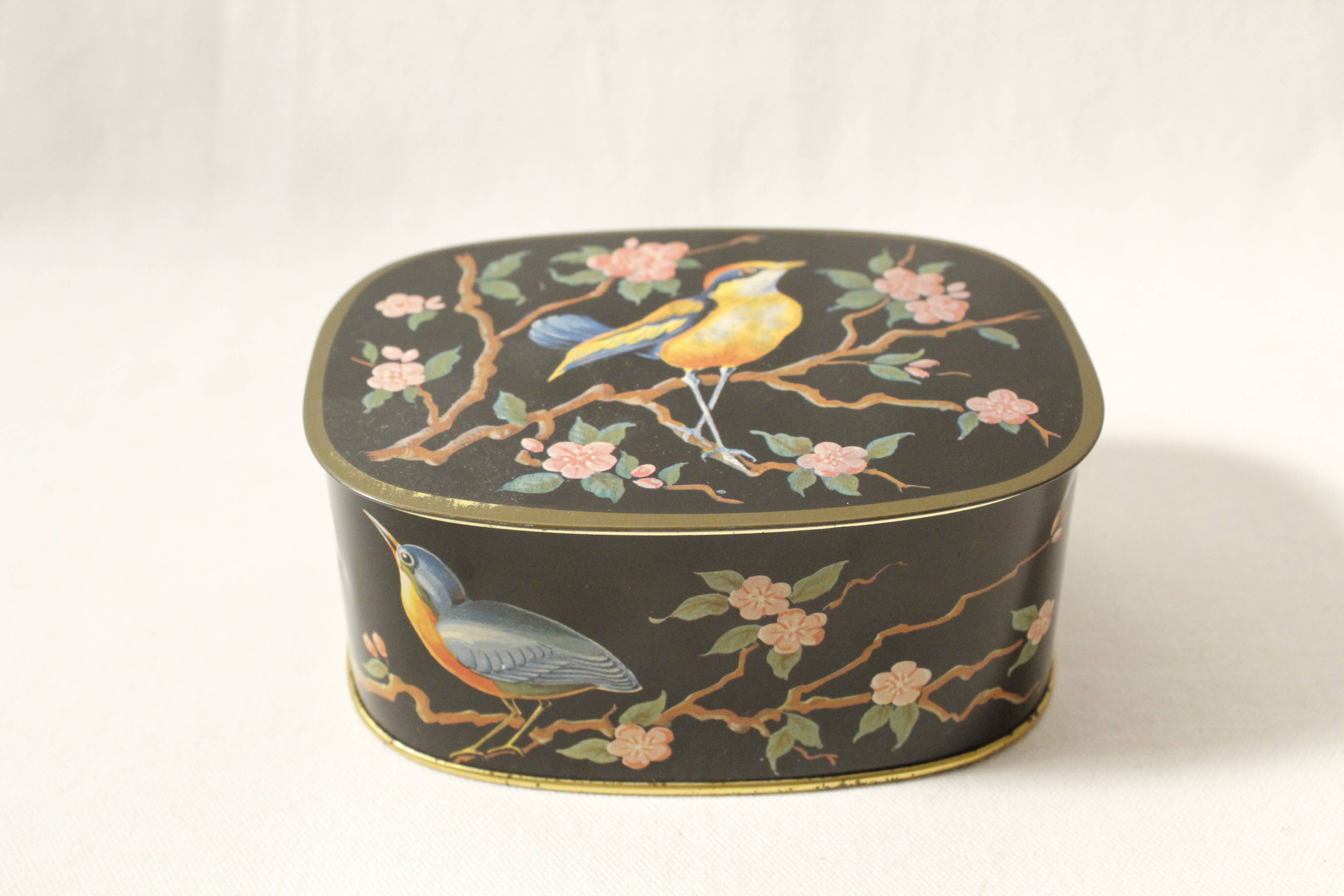 Boîte métallique vintage noire avec décor oiseaux