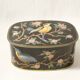 Boîte métallique vintage noire avec décor oiseaux