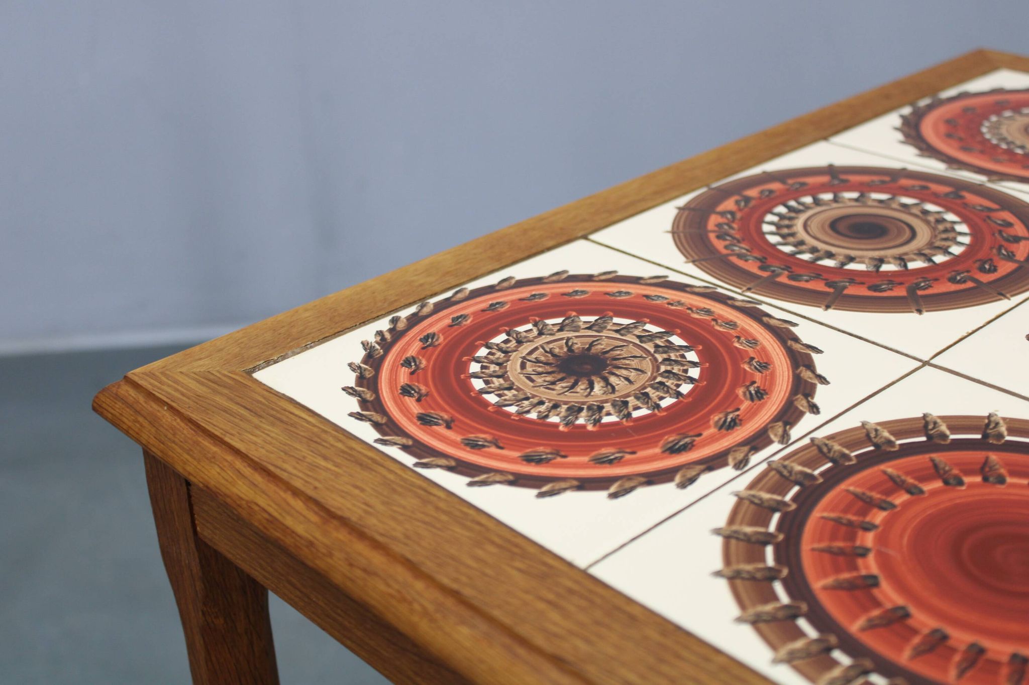 Tables gigognes danoises en chêne des années 50 avec des plateaux en carrelage.