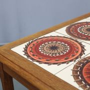 Tables gigognes danoises en chêne des années 50 avec des plateaux en carrelage.