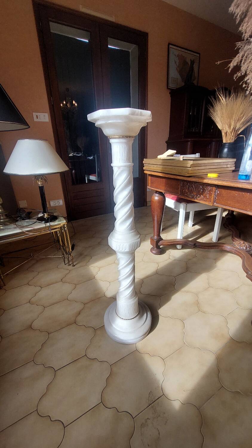 Marble effect column and its lamp
