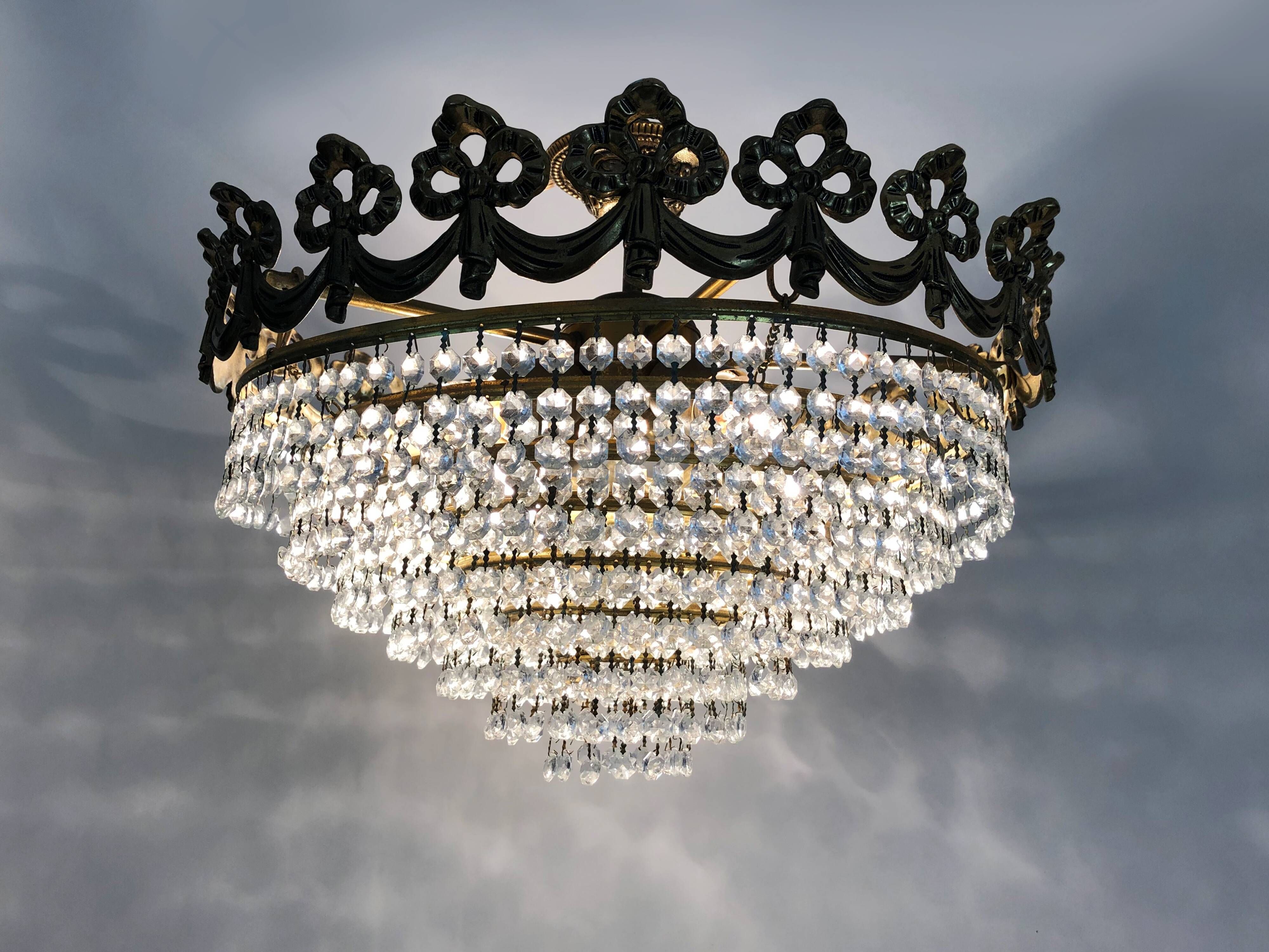 Old chandelier, bronze crown ceiling lamp, 8 floors, 4 lights, glass grapevines, year 70/80