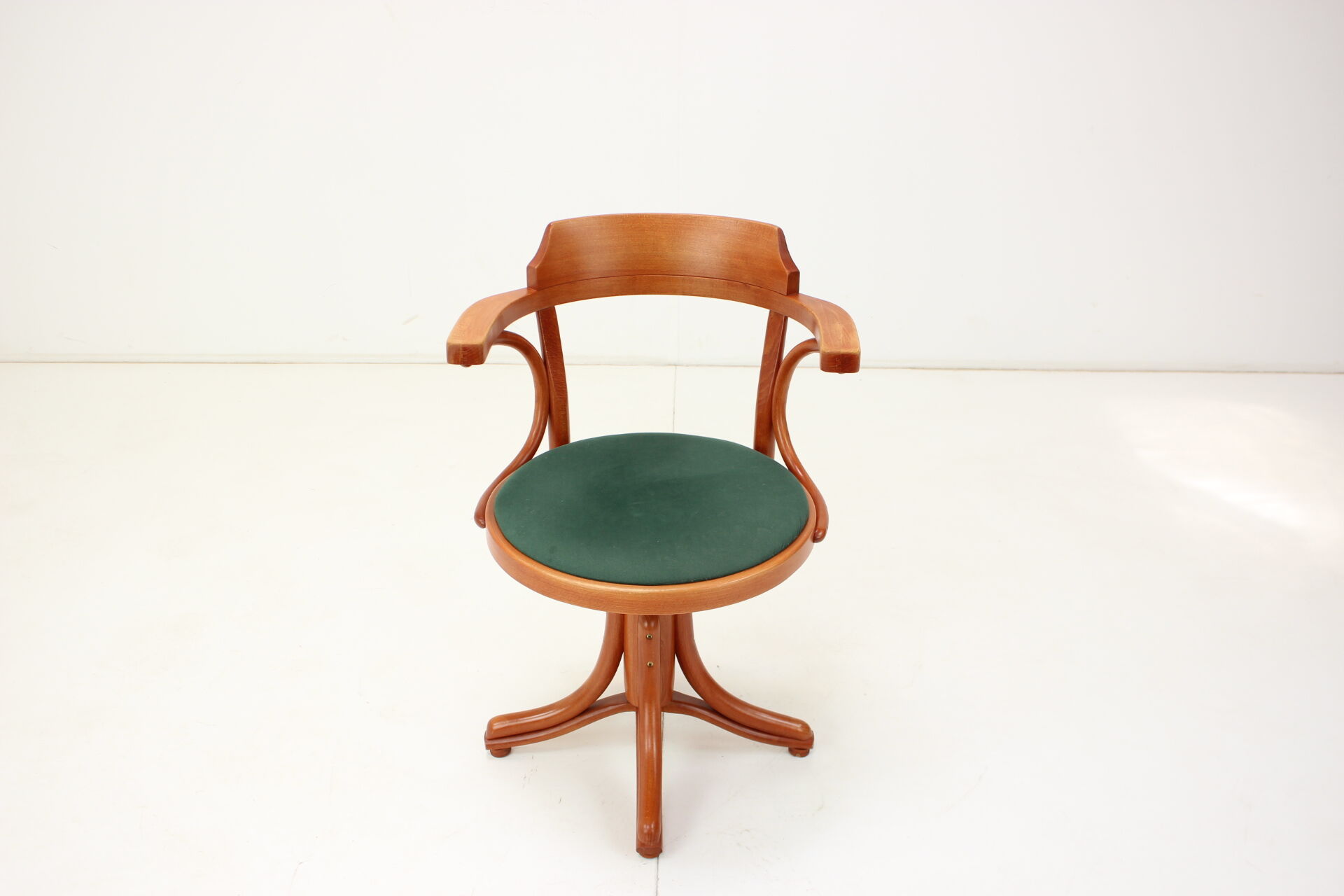 Chaise pivotante réglable en hauteur par Ton