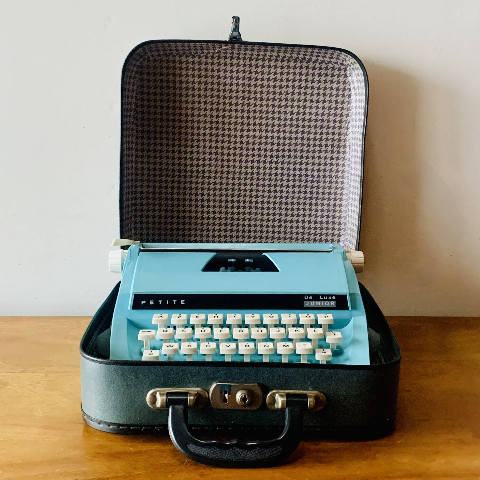 Vintage typewriter for children: Petite Junior De Luxe - in its carrying case