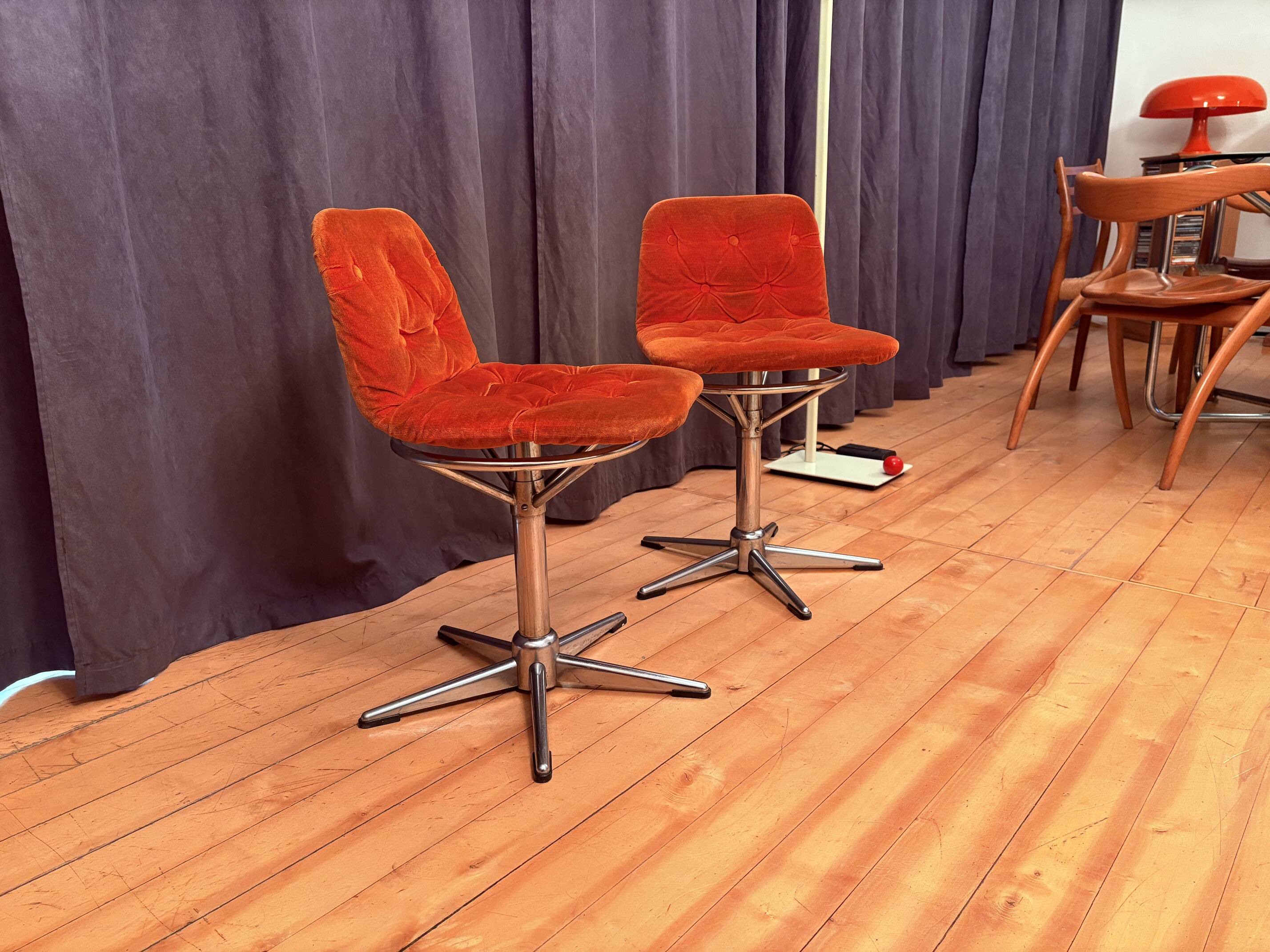 Paire de chaises pivotantes, années 1960