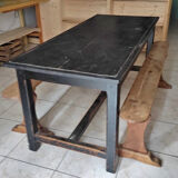 Table ferme et deux bancs