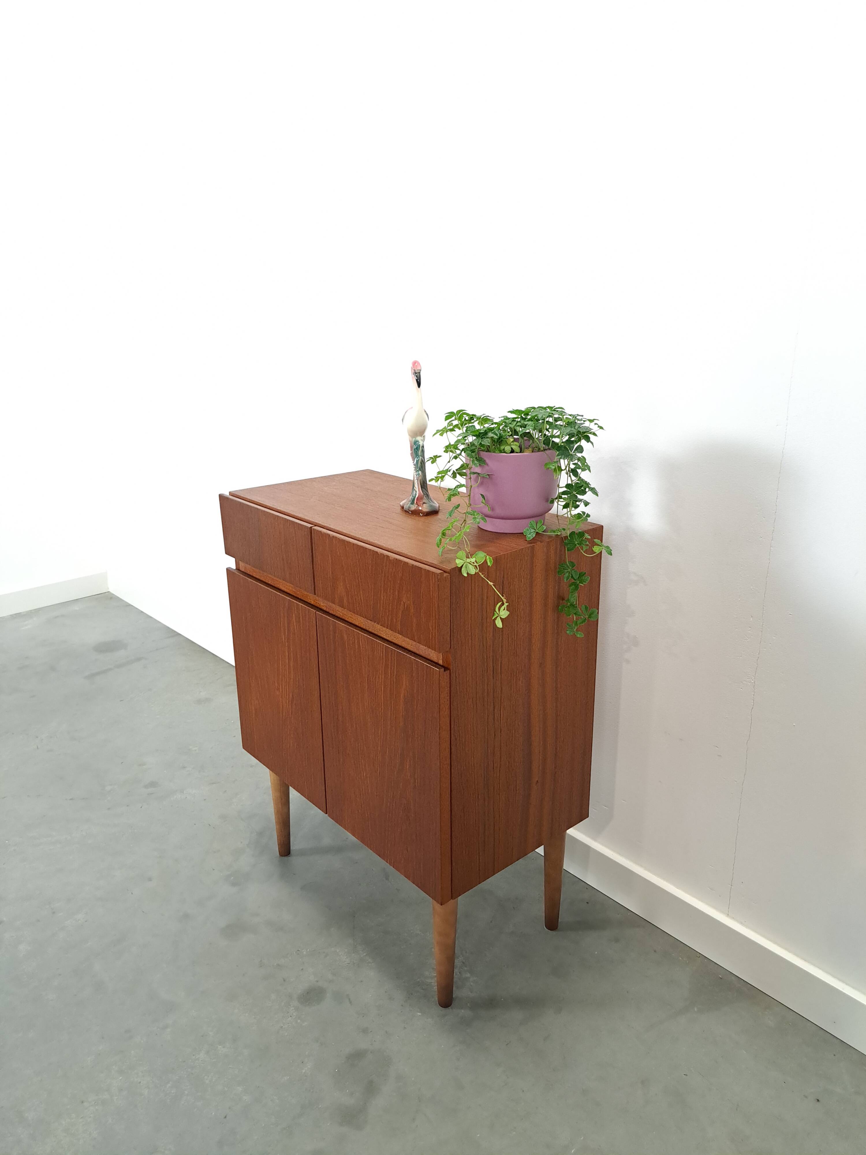 Teak fineer kastje met lades, nr. 2