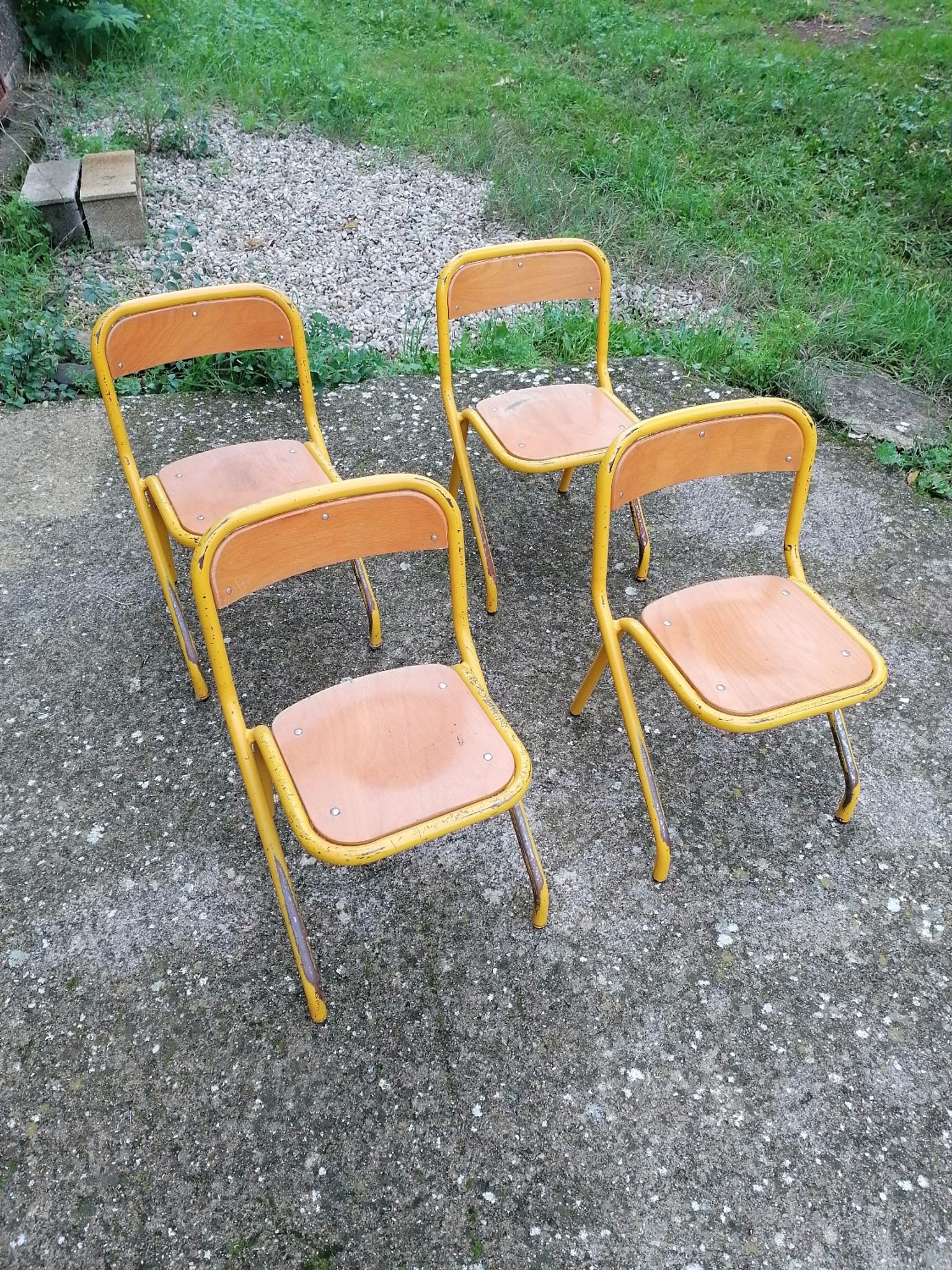 Lot de 4 chaises d'écolier vintage
