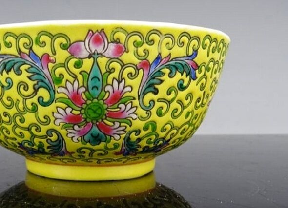 Pair of porcelain bowls and spoons "Famille Rose" China, early 20th century.