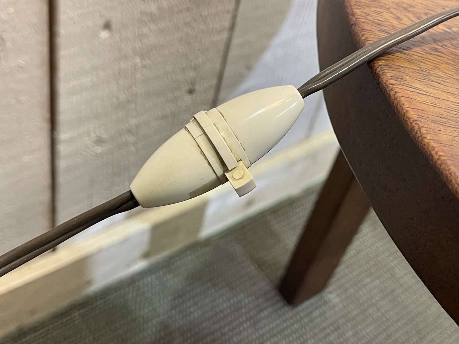 Lampe Mazda des années 1960, piétement en tôle et tronc en bois