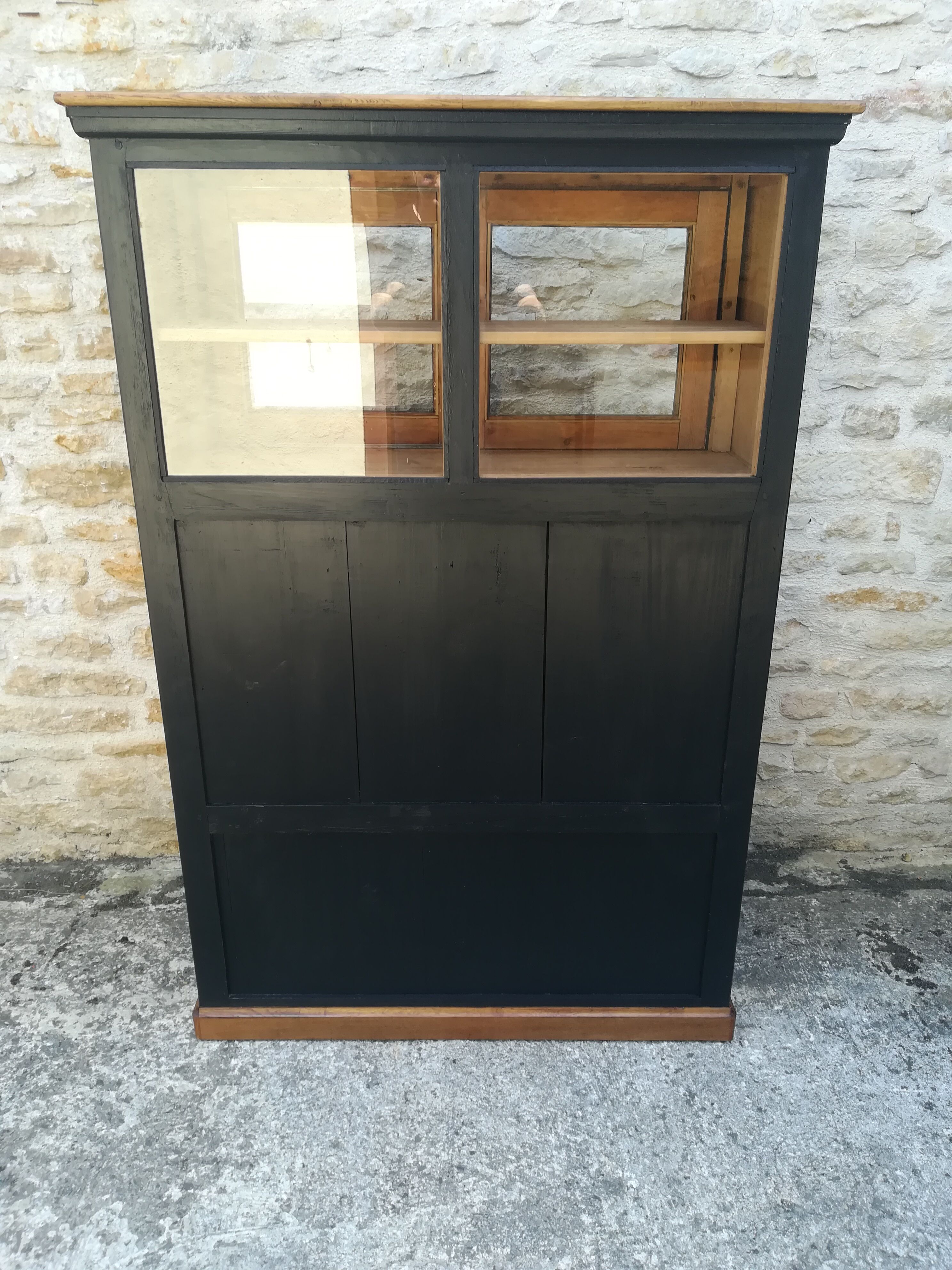 Meuble de métier a tiroirs et portes coulissante