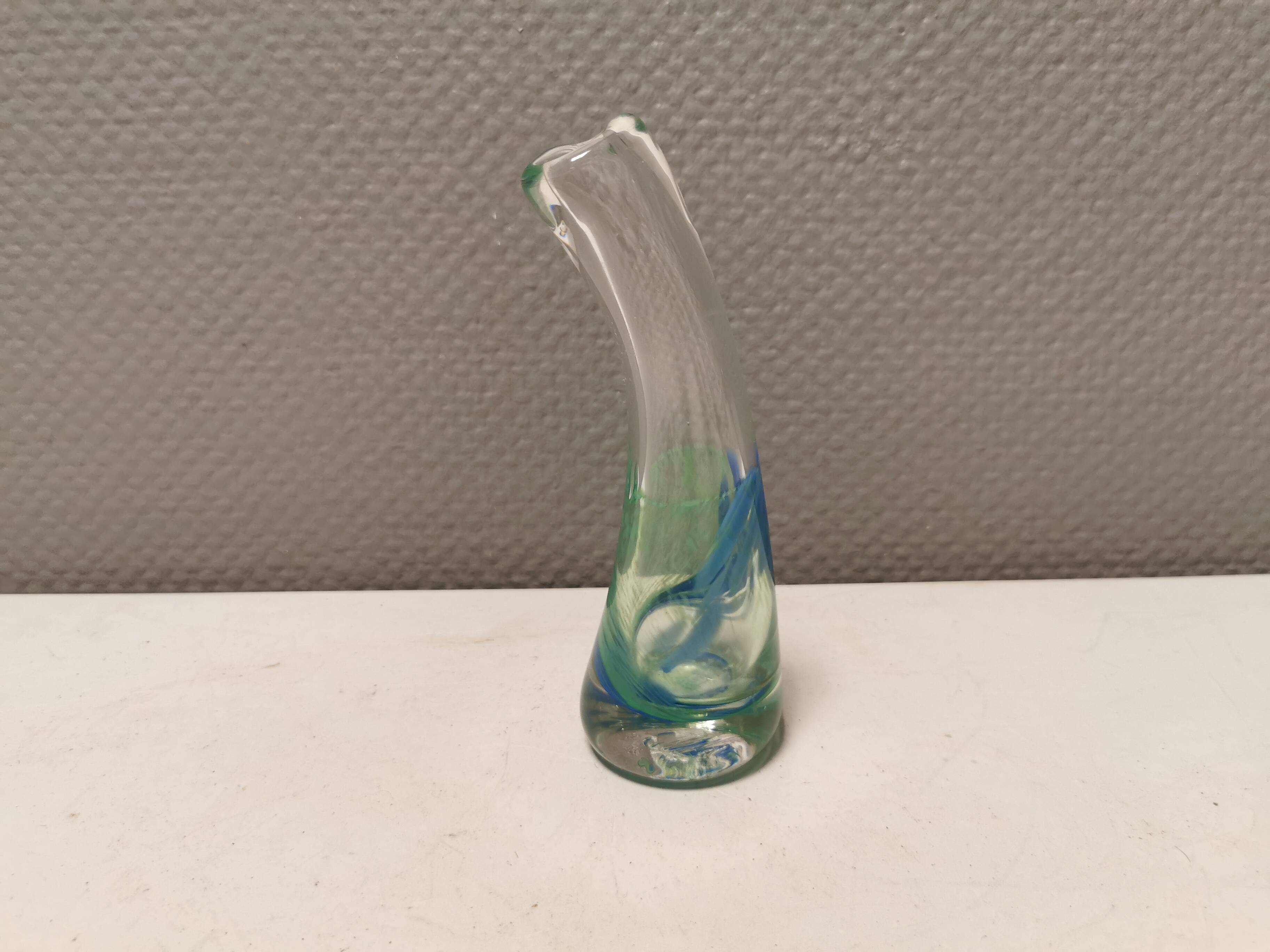 Beau vase en verre fait main, du Danemark des années 1960-70