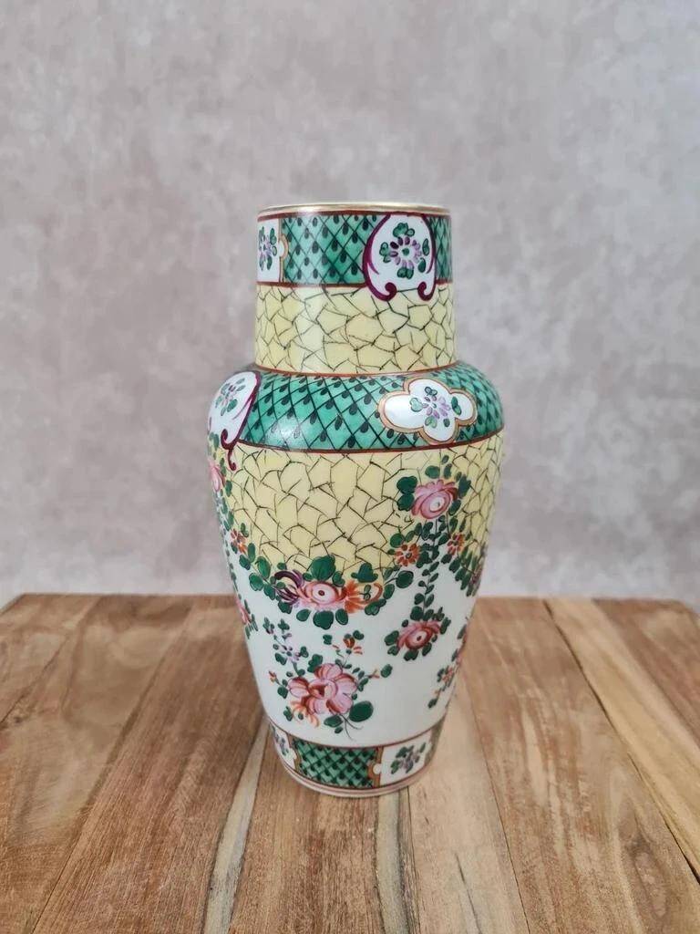 Vase en porcelaine chinoise fond jaune famille-rose doré à l’or fin