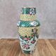Vase en porcelaine chinoise fond jaune famille-rose doré à l’or fin
