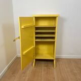 Ancien petit meuble d'atelier, jaune pâle