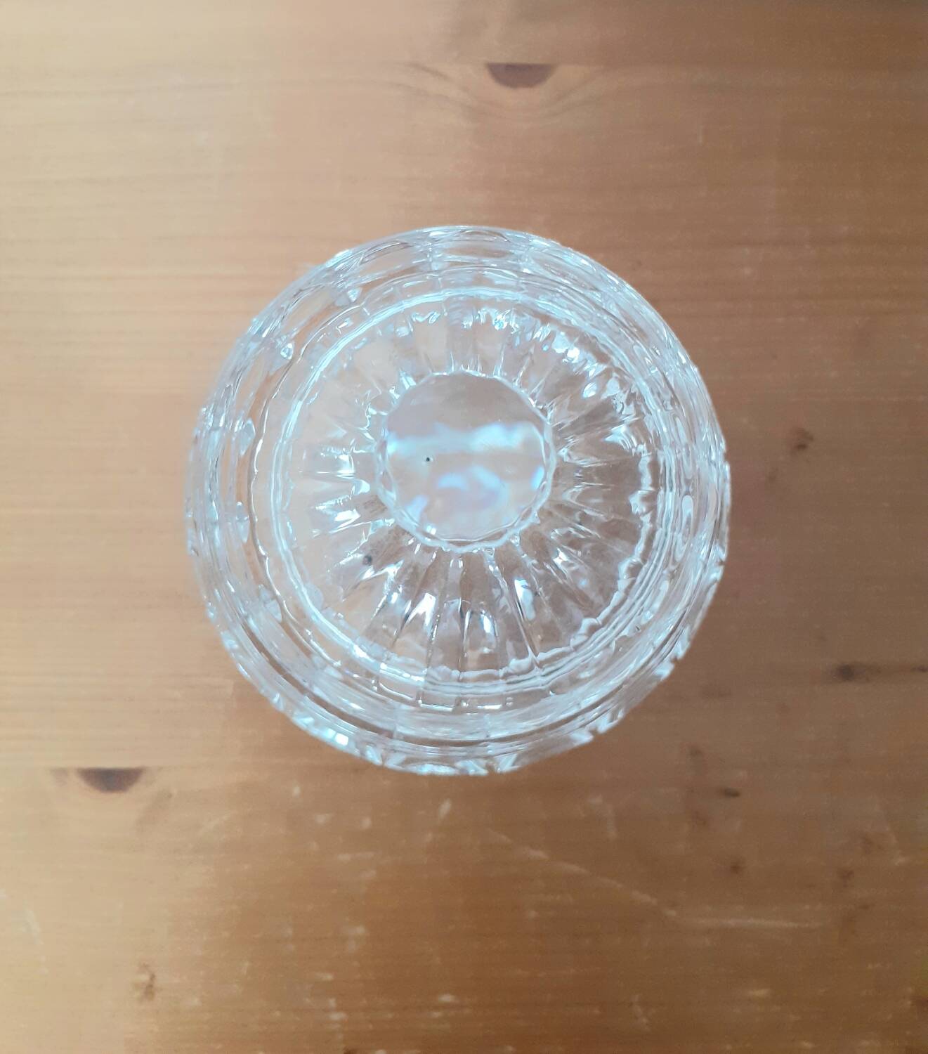 Small pot with chiseled crystal lid