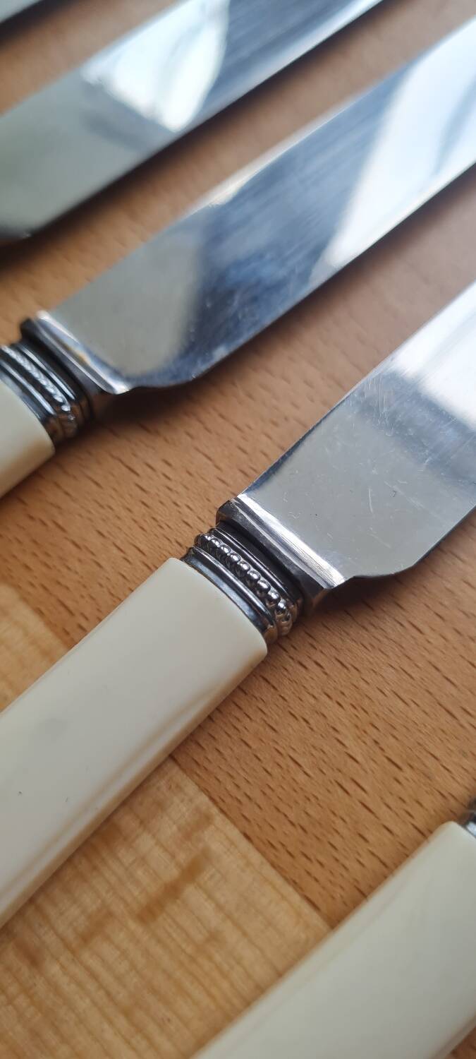 Set of 12 bakelite knives