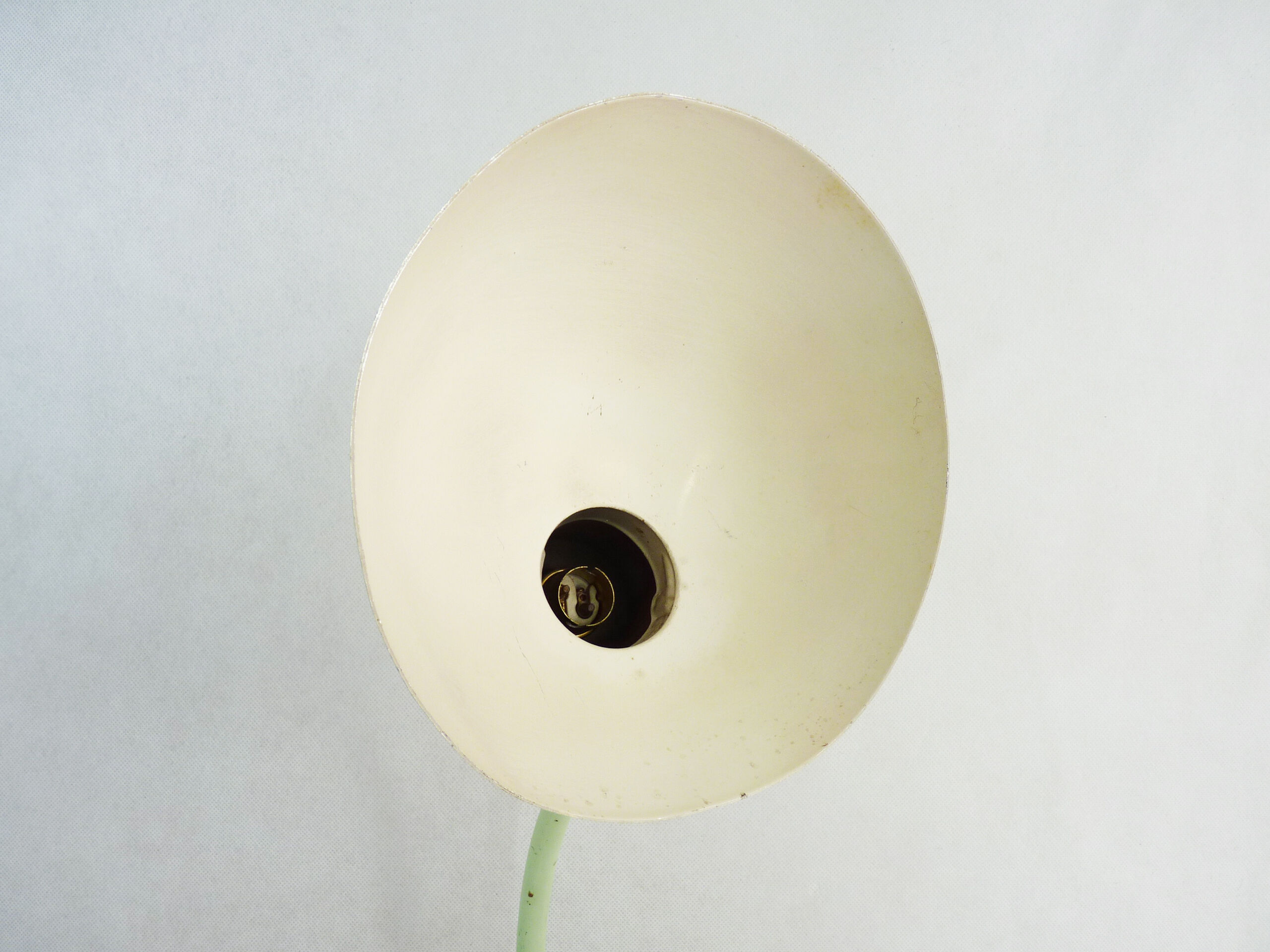 Green metal saucer desk lamp orientable. Year 50