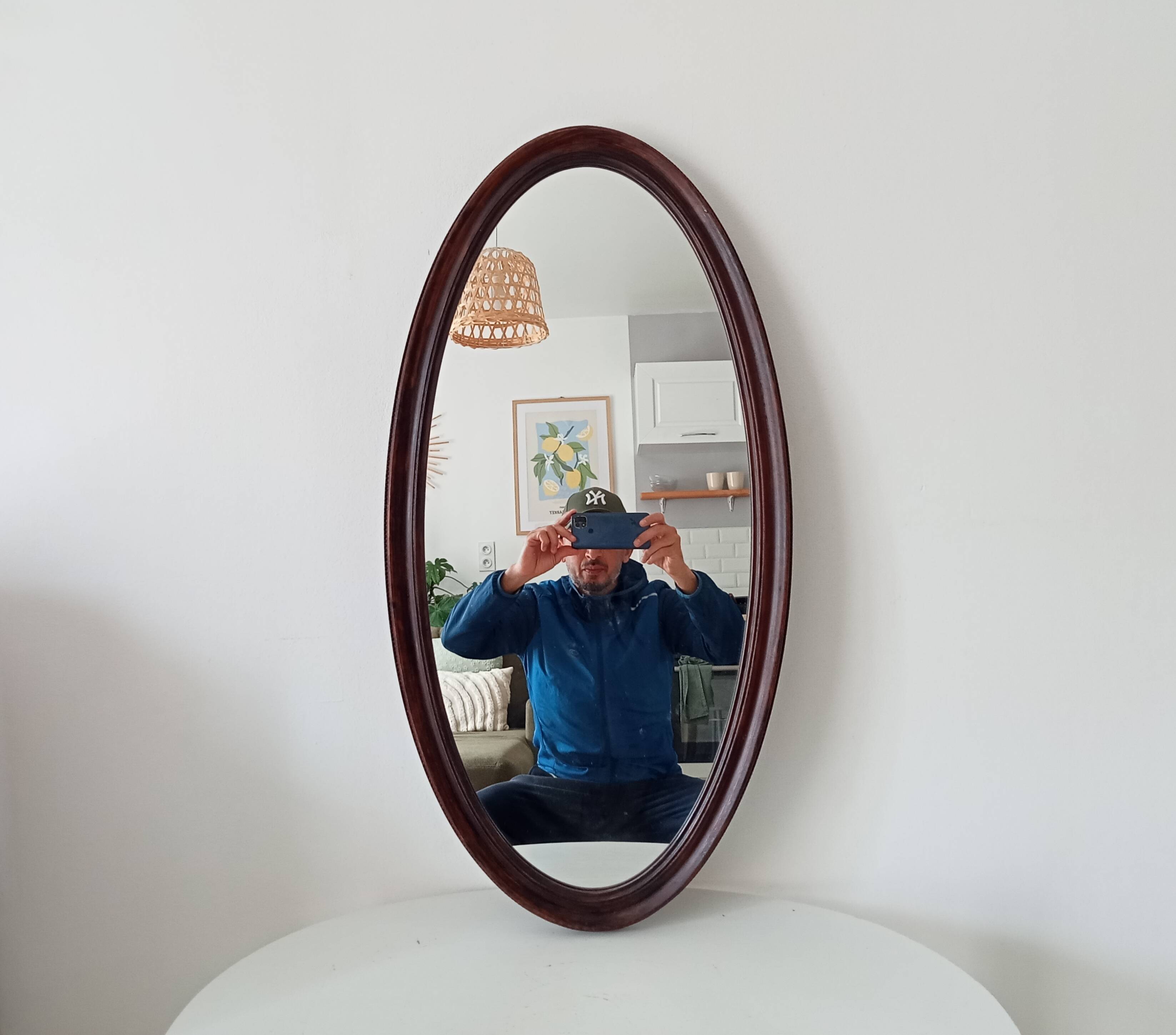 Oval antique mirror in solid wood from the 1960s.