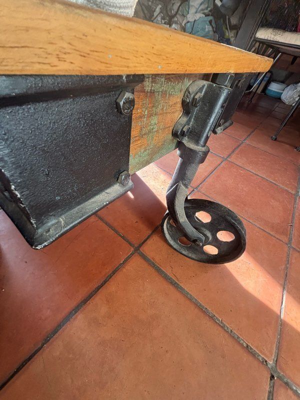 Table basse de style industriel