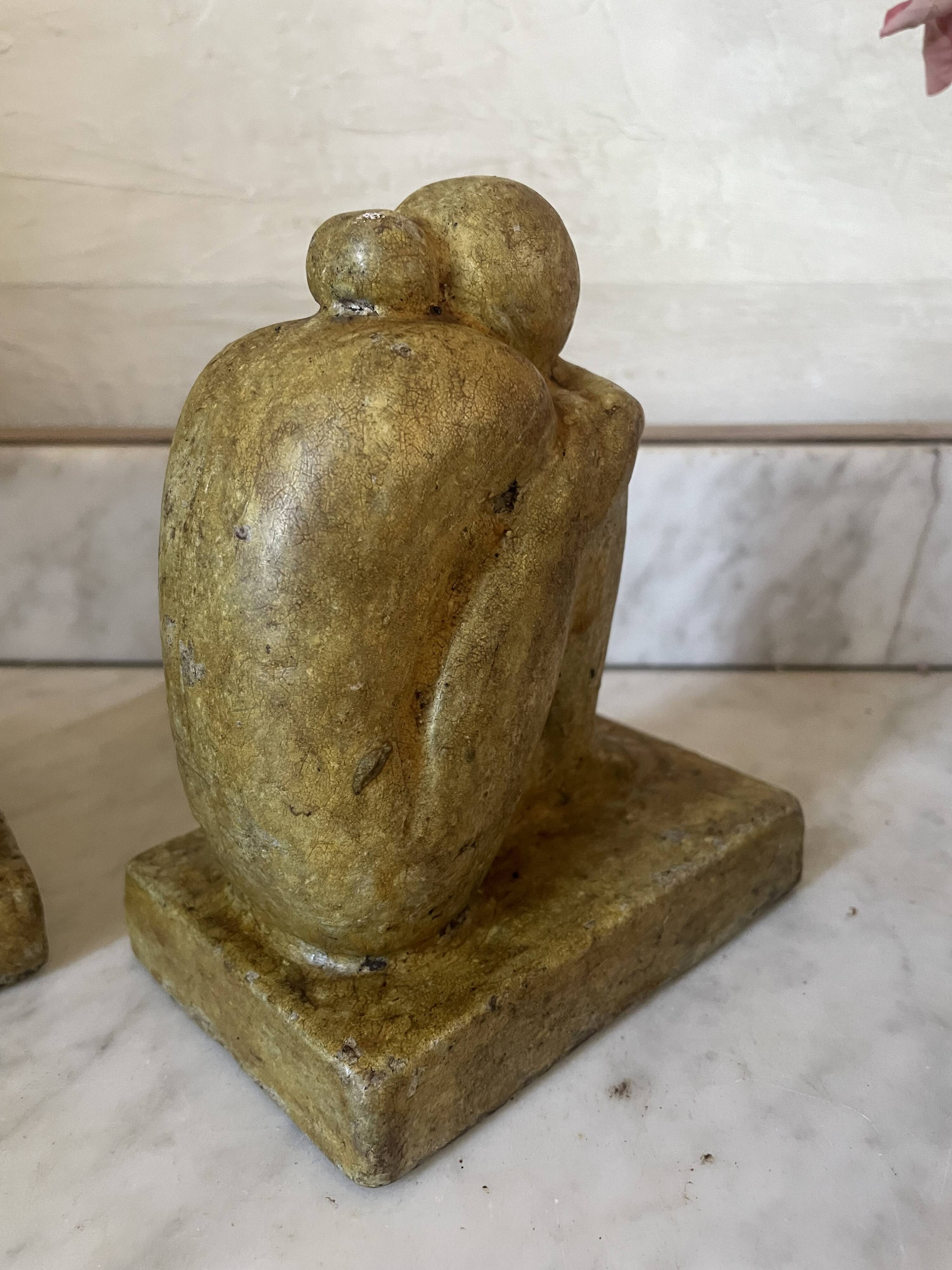 Serre-livres vintage en ciment patiné, sculptures de personnages enlacés, s