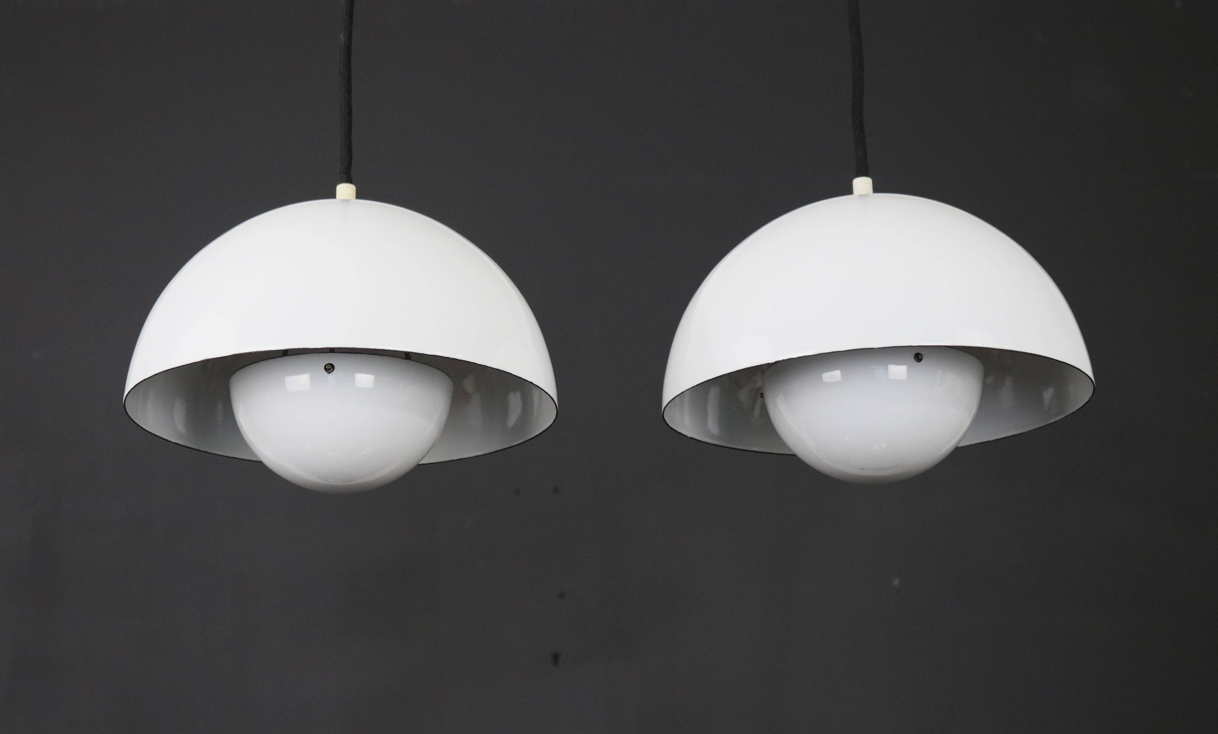 Iconic pair of VP1 white enamel flowerpot lamps  - Verner Panton - 100 % original - Louis Poulsen