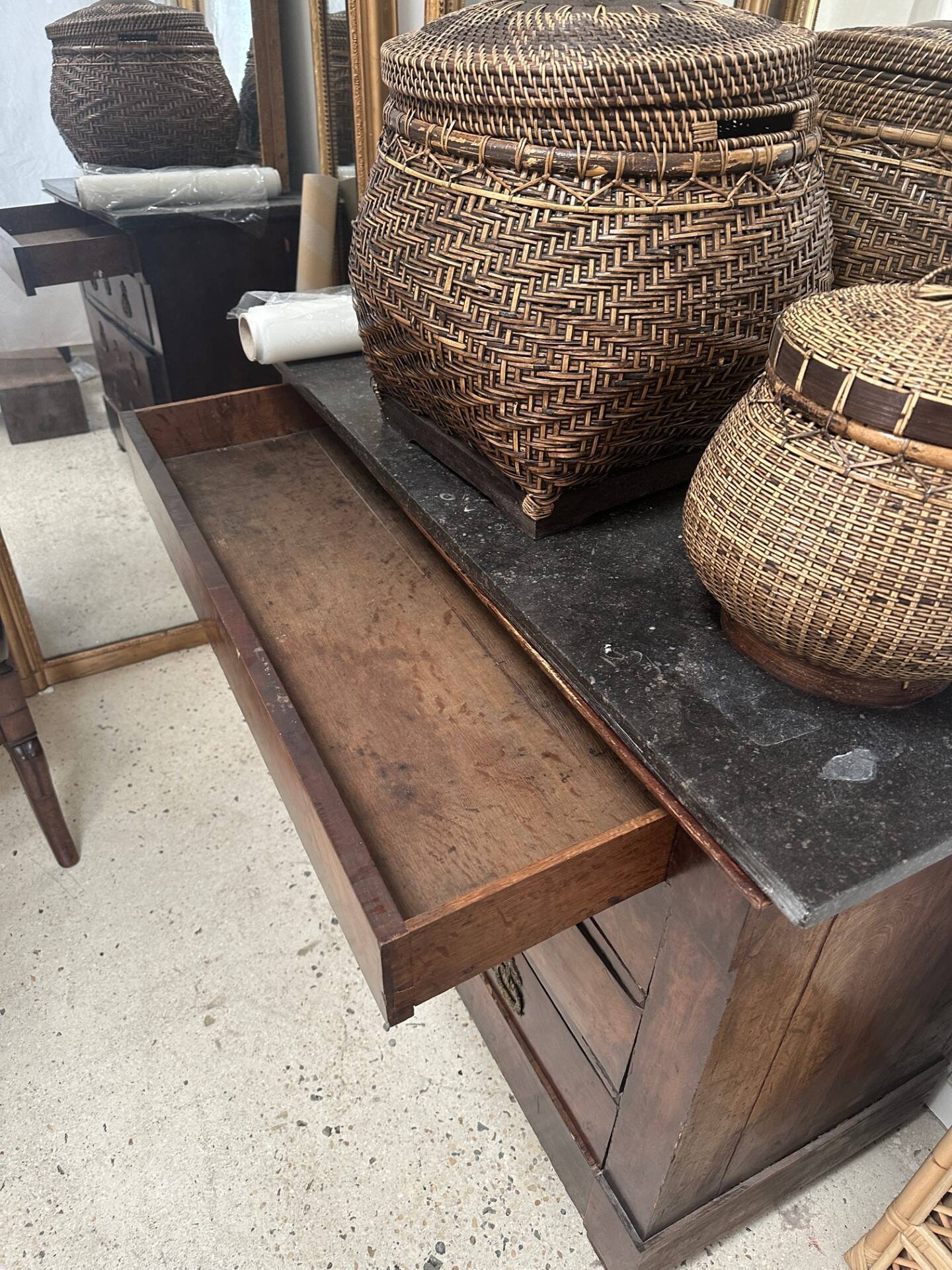 Chest of drawers in wood and gray marble with 4 drawers nineteenth century