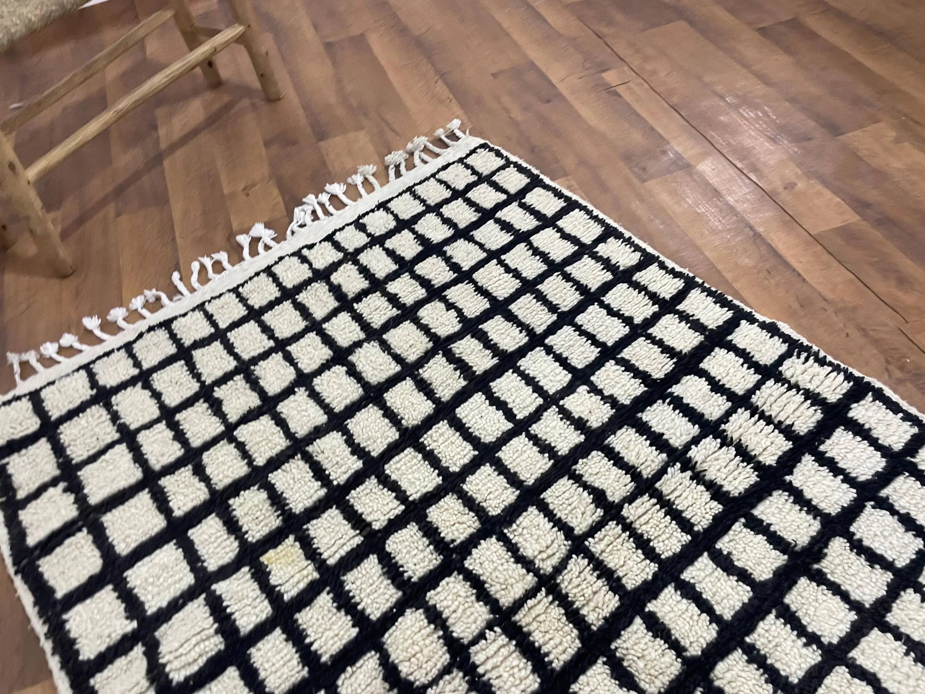 Moroccan rug made of natural wool, handmade, 3x2 m.