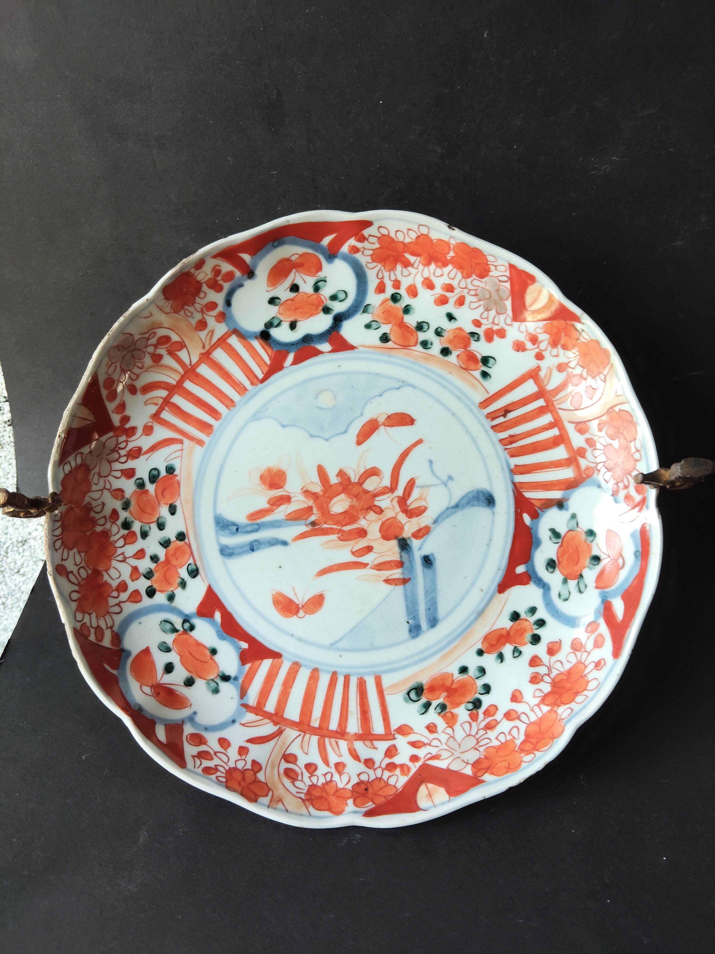 Plat Imari japonais ancien sur monture en bronze doré