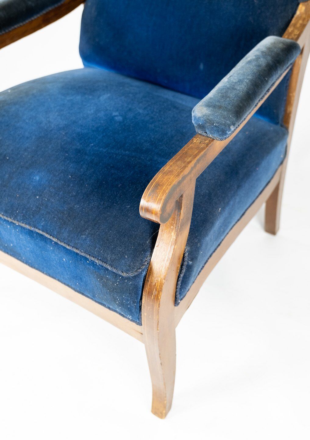 Armchair upholstered with blu velvet and mahogany designed by Frits Henningsen. The chair is great v