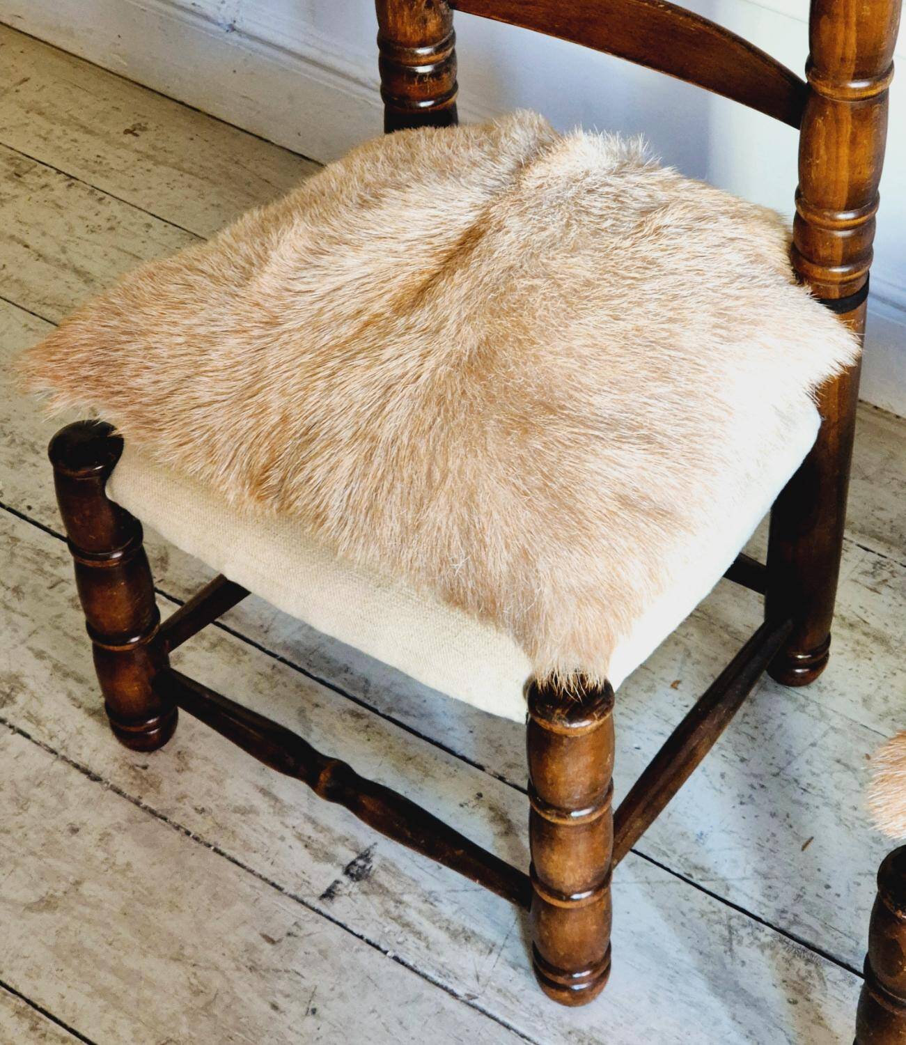 Paire de chaises espagnoles à dossier haut, datant du milieu des années 1900, avec des sièges en peau de chèvre et en lin.