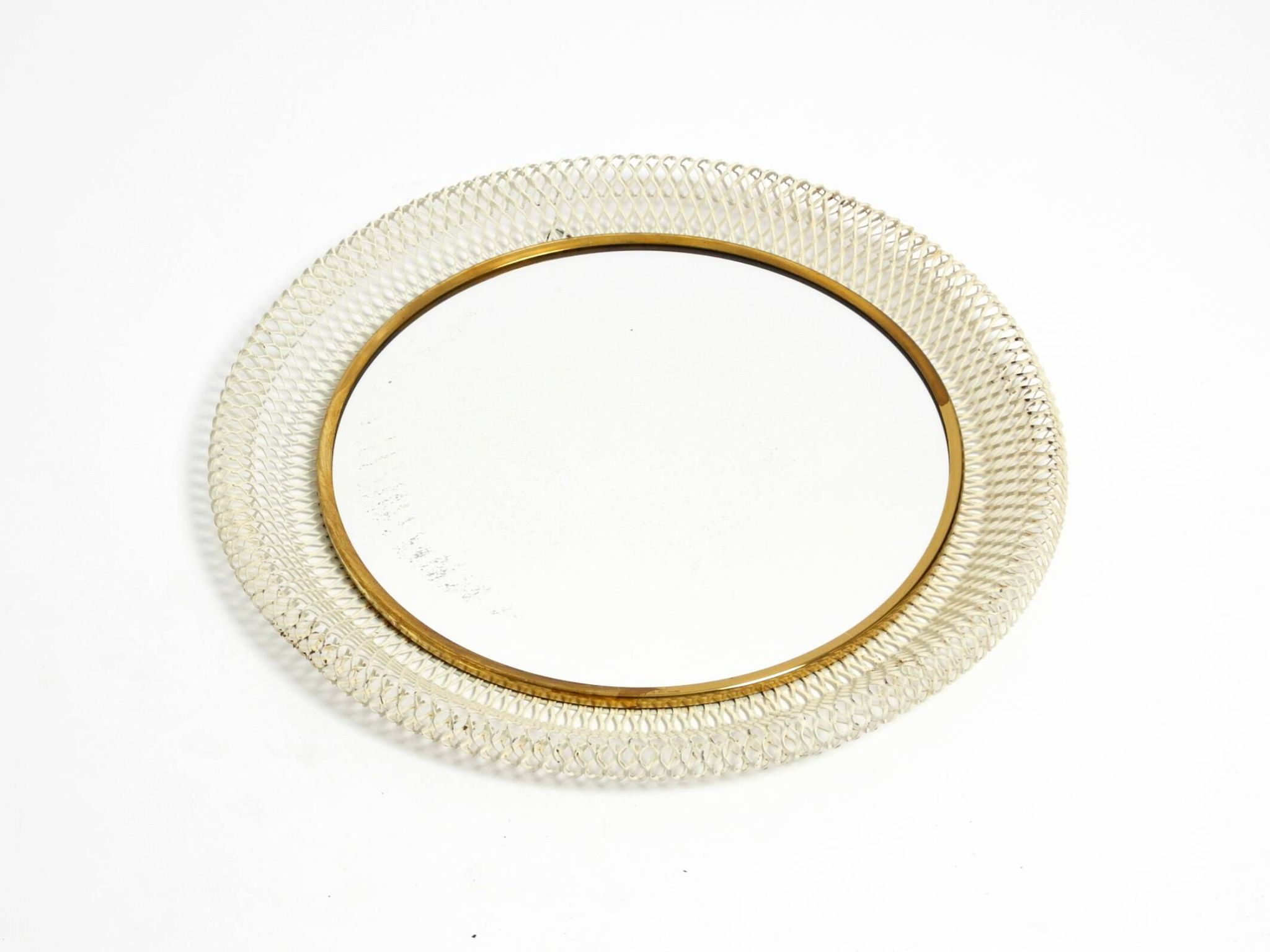 Miroir mural rond de style Mid-Century Modern avec un cadre en métal blanc expansé.