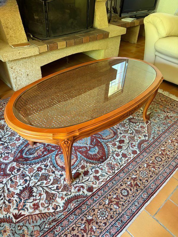 Oval coffee table