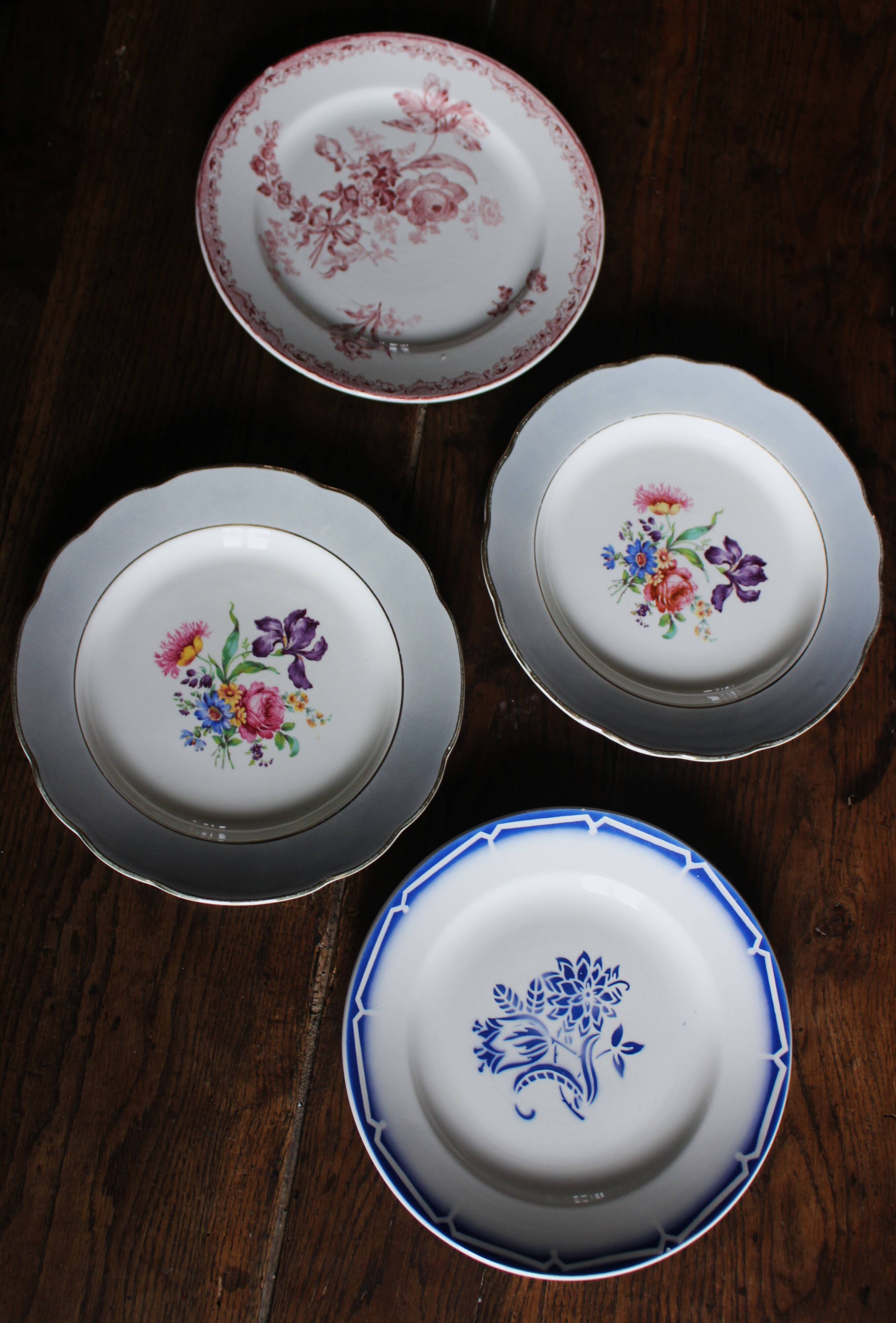 A set of 4 flat plates in pink and blue with Fontanges flowers from Sarreguemines.
