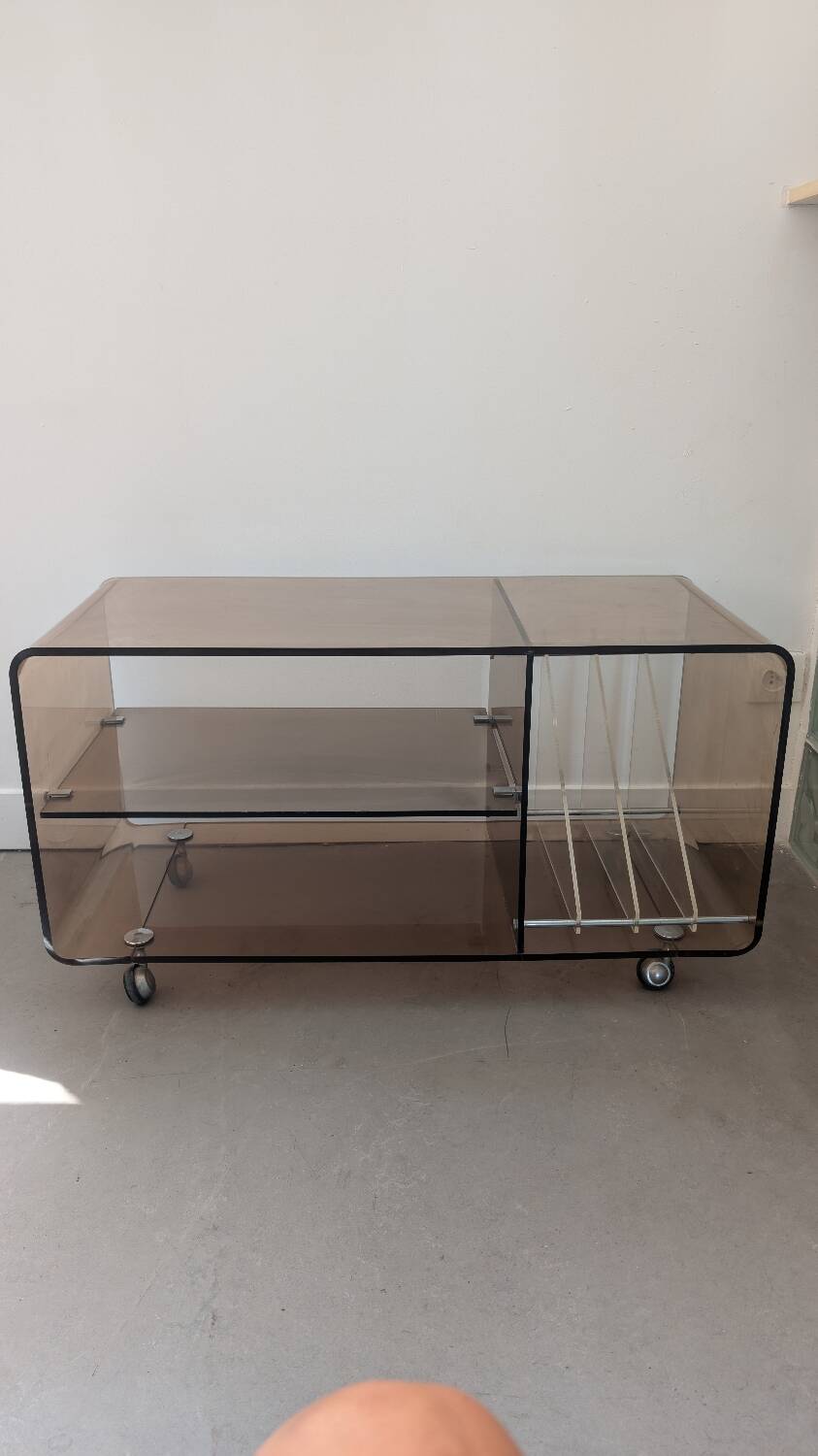 Table d'appoint en plexiglas fumé, années 70