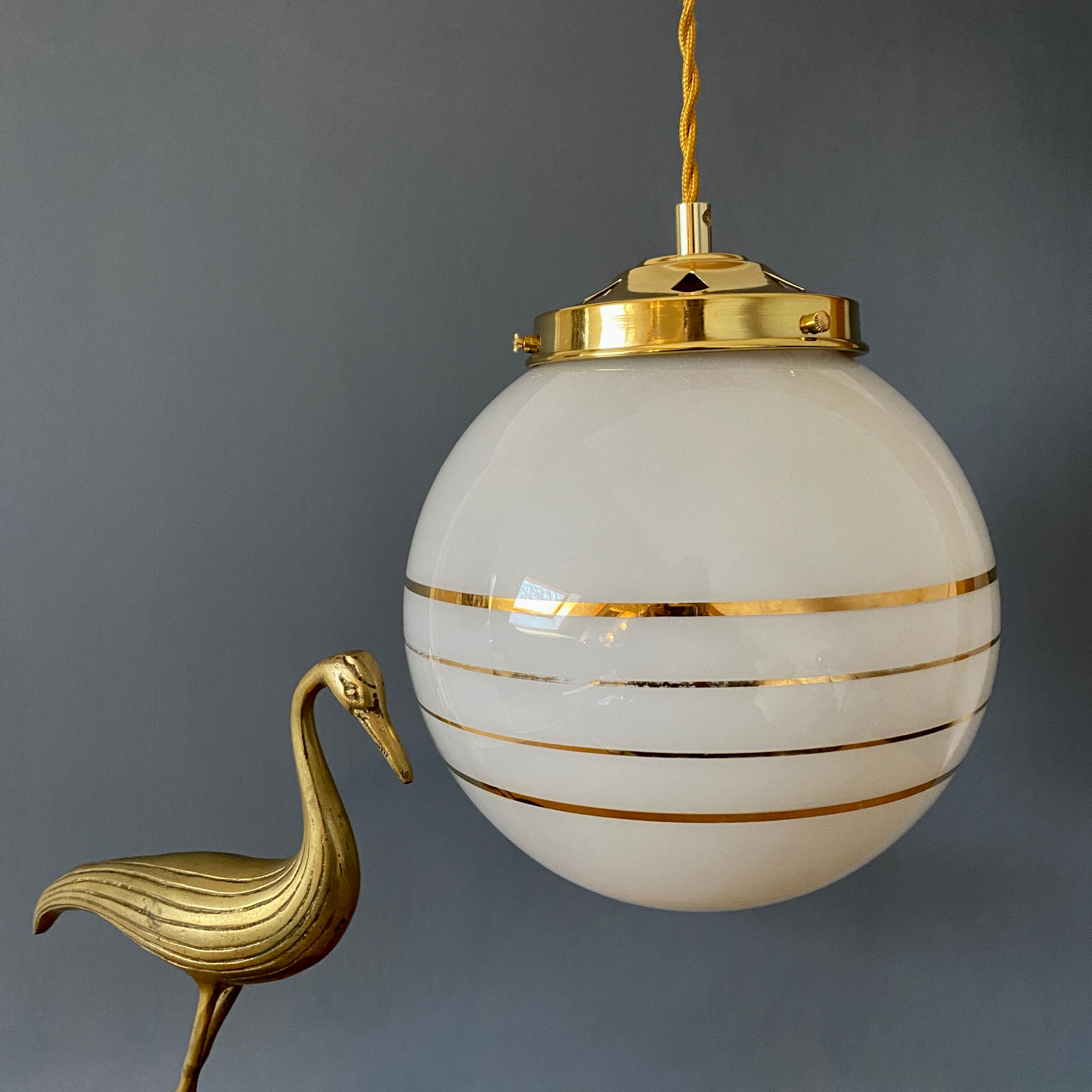 Suspension globe vintage art déco en opaline blanche et dorée