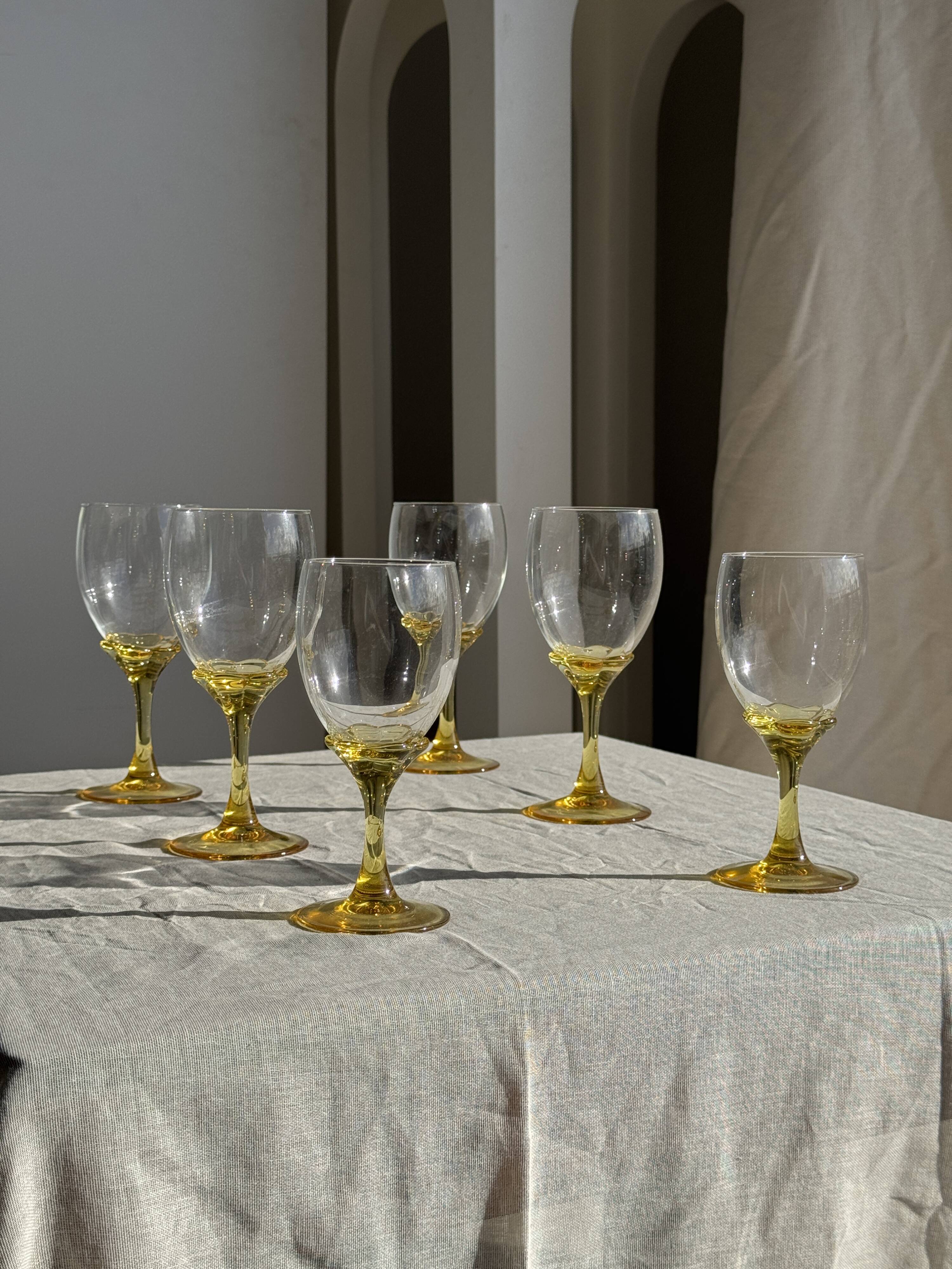 Set of 6 vintage yellow stemmed glasses: consisting of 4 large and 2 small.