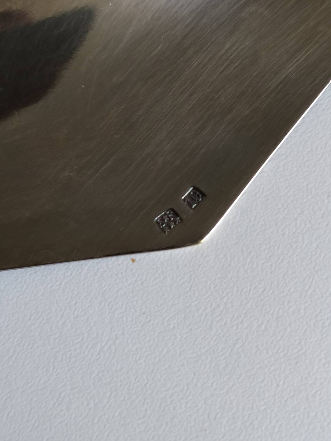 Assiette argentée sur pied.