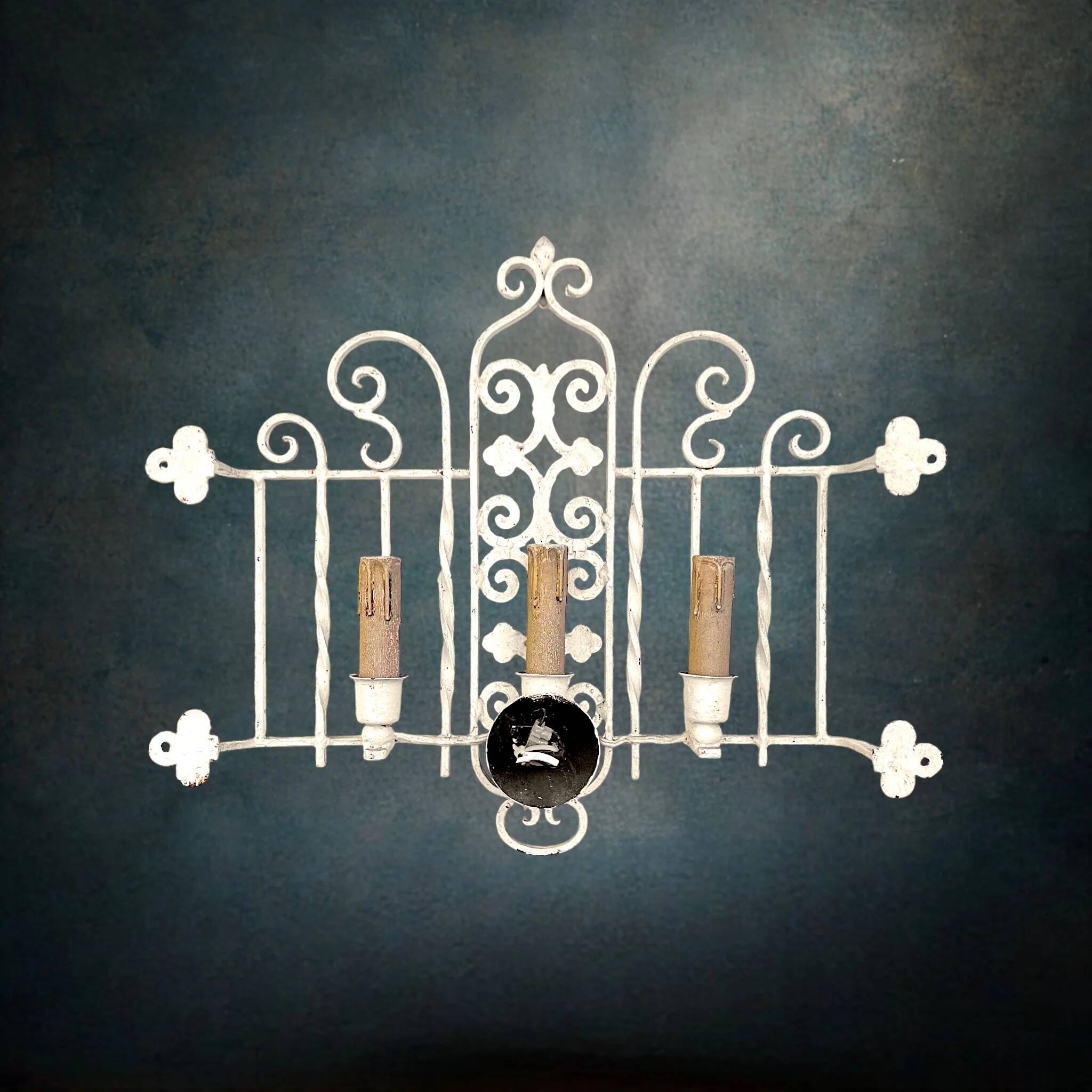 Vintage triple wall sconce in white wrought iron with fleur-de-lis, electrified – 1950s 60s.