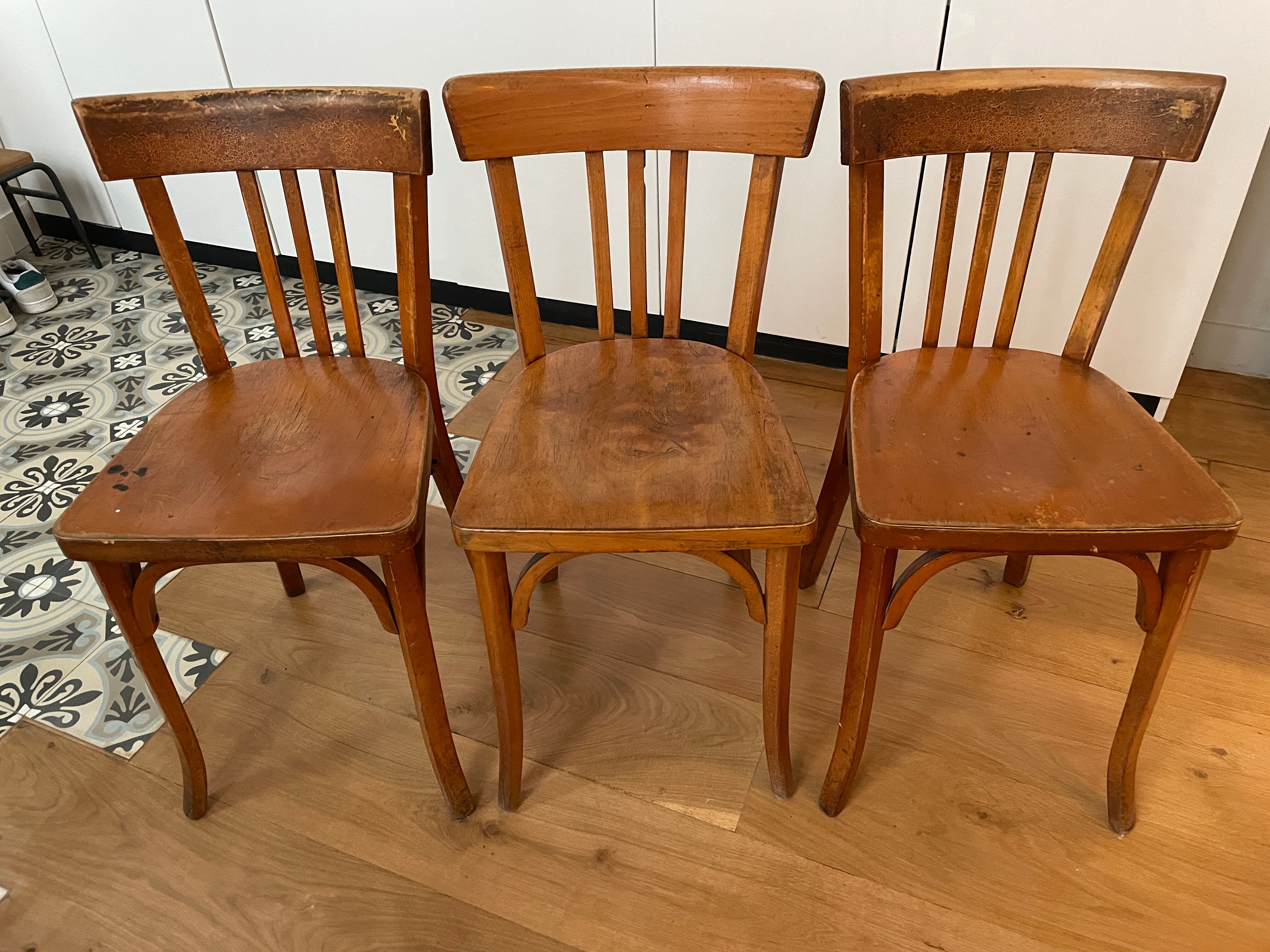 3 Chaises bistrot dont 2 Baumann
