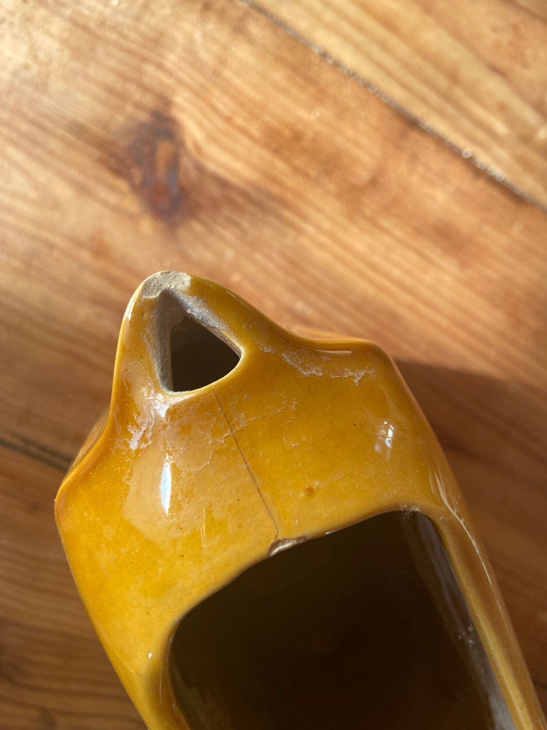 Pitcher Saint Clement Bee