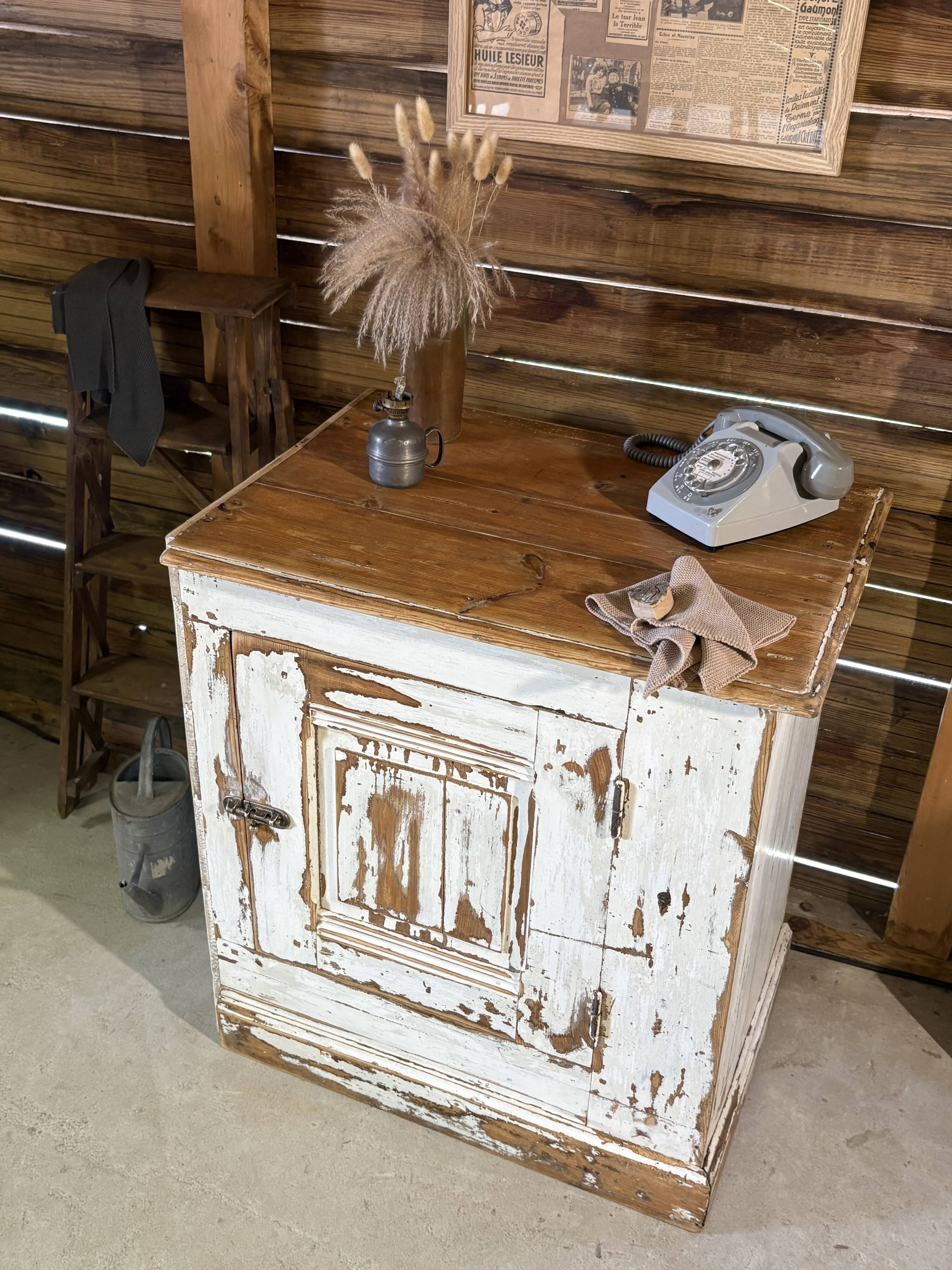 Antique patinated sideboard – chic country spirit – White patina with a lime effect